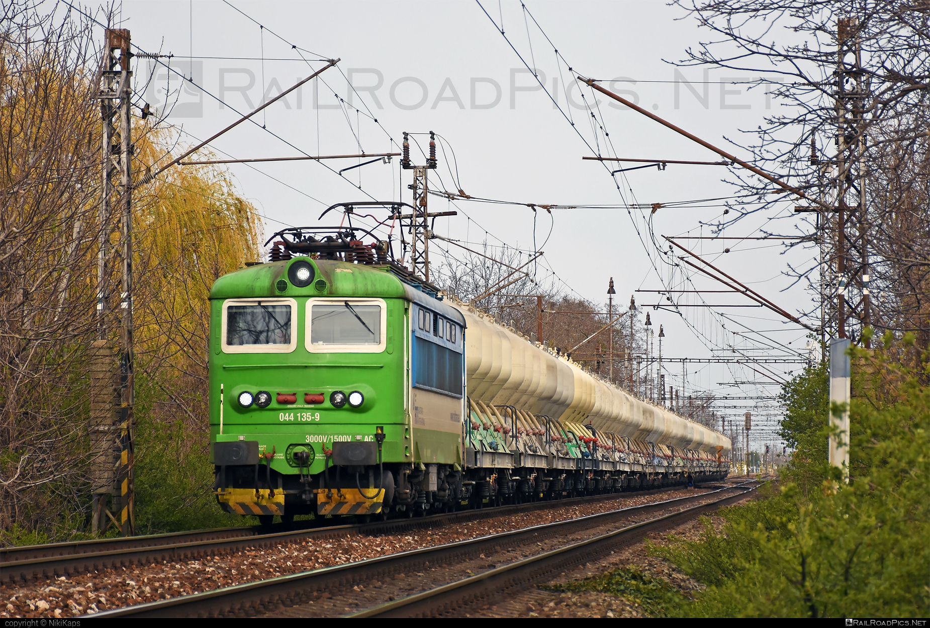 Škoda 73E - 044 135-9 operated by Railtrans International, s.r.o #RailtransInternational #cementwagon #locomotive242 #plechac #rti #skoda #skoda73e