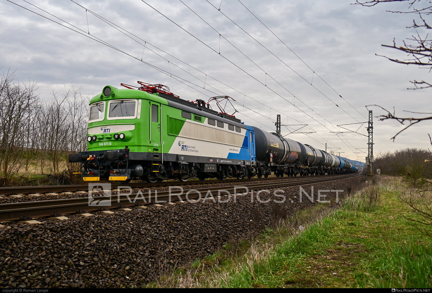 Škoda 73E - 044 071-6 operated by Railtrans International, s.r.o #RailtransInternational #kesselwagen #locomotive242 #millet #plechac #rti #skoda #skoda73e #tankwagon