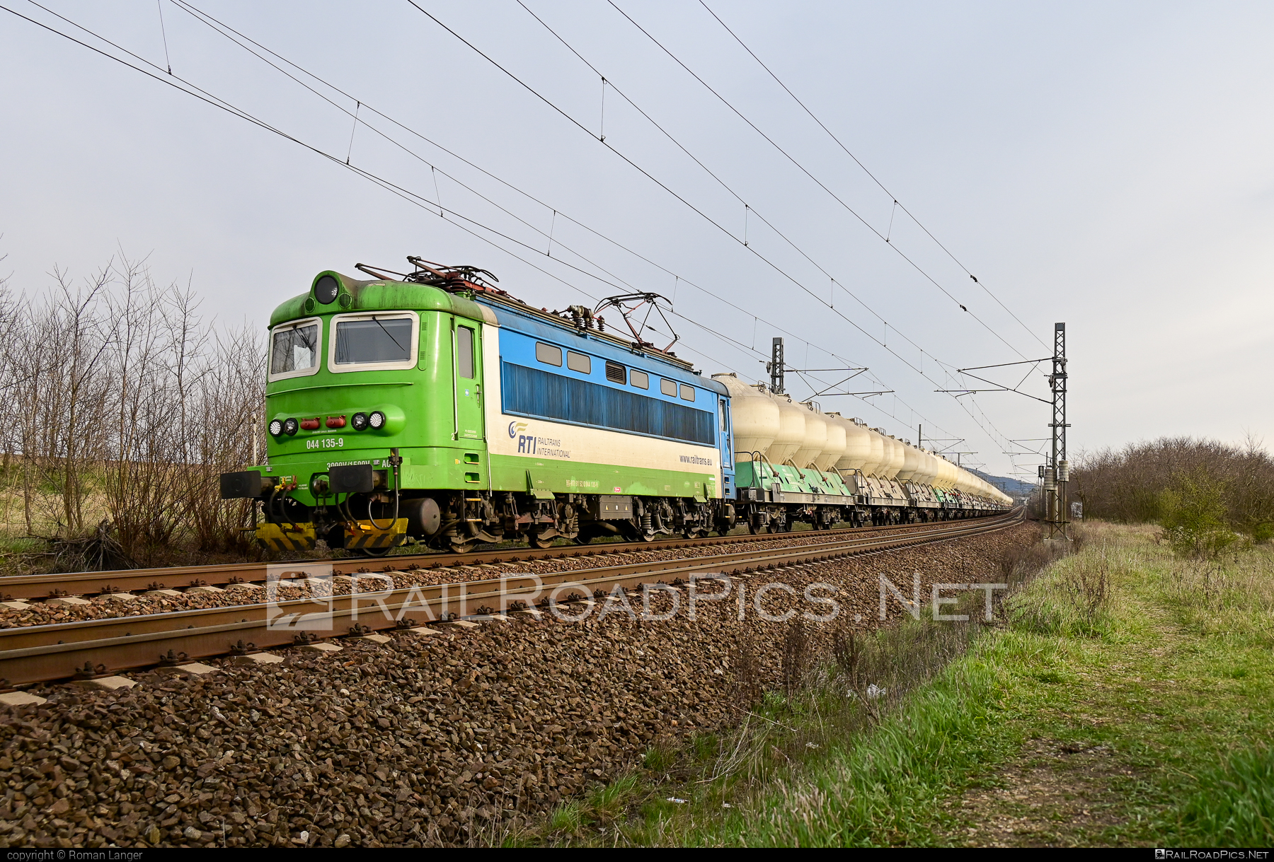 Škoda 73E - 044 135-9 operated by Railtrans International, s.r.o #RailtransInternational #cementwagon #locomotive242 #plechac #rti #skoda #skoda73e