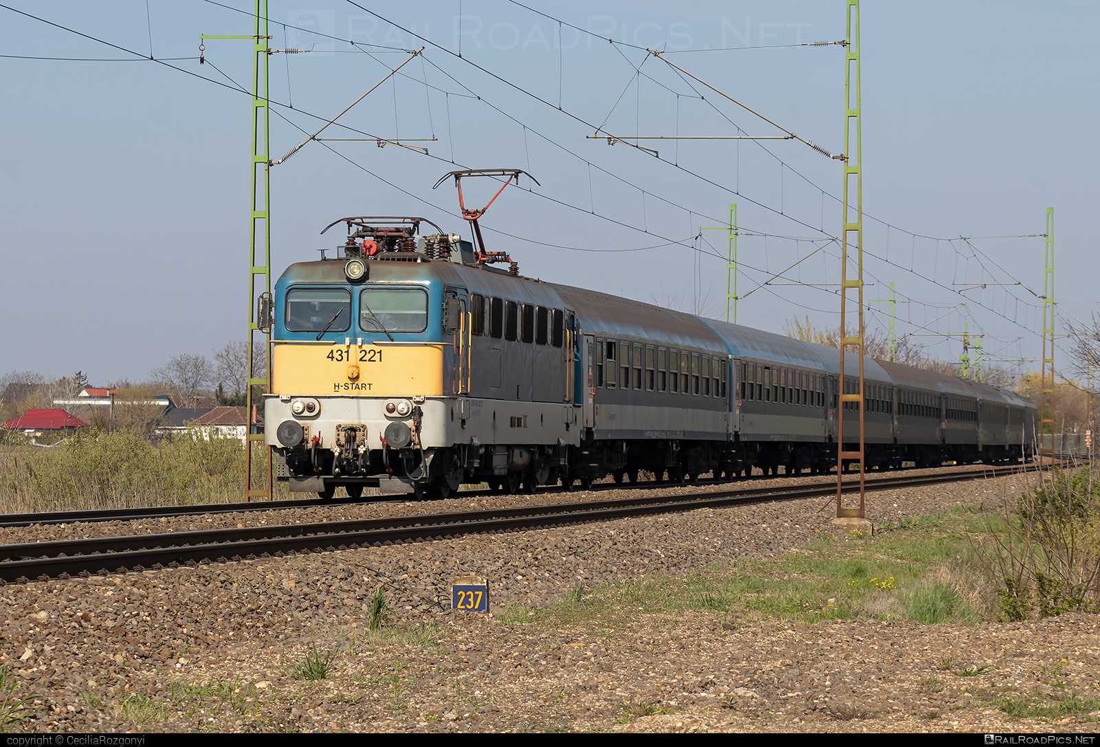 Ganz-MÁVAG VM14-17 - 431 221 operated by MÁV-START ZRt. #ganz43 #ganz431 #ganzmavag #ganzmavag43 #ganzmavag431 #ganzmavagvm1417 #mav #mavstart #mavstartzrt #v43locomotive