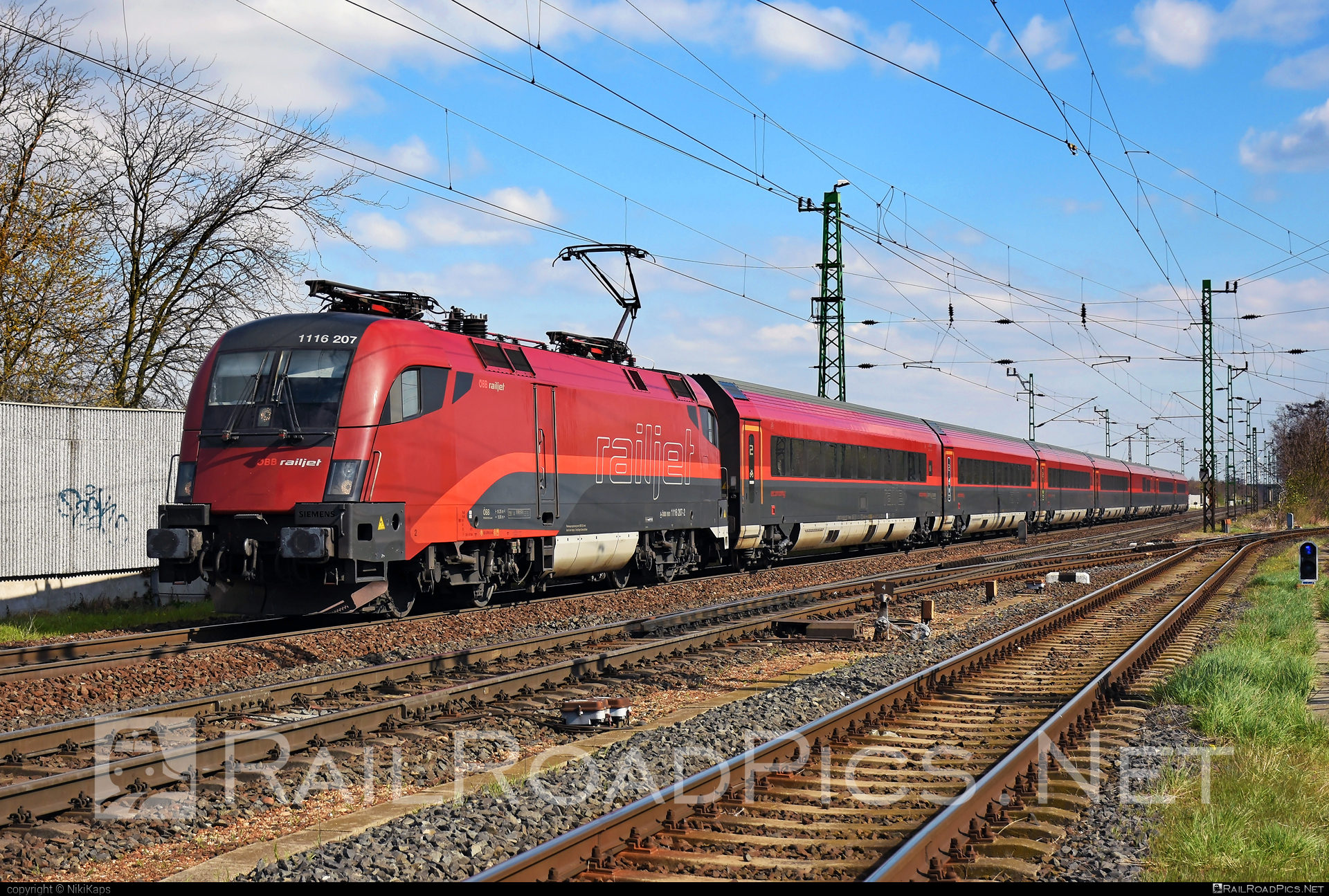 Siemens ES 64 U2 - 1116 207 operated by Österreichische Bundesbahnen #es64 #es64u2 #eurosprinter #obb #obbrailjet #osterreichischebundesbahnen #railjet #siemens #siemensEs64 #siemensEs64u2 #siemenstaurus #taurus #tauruslocomotive