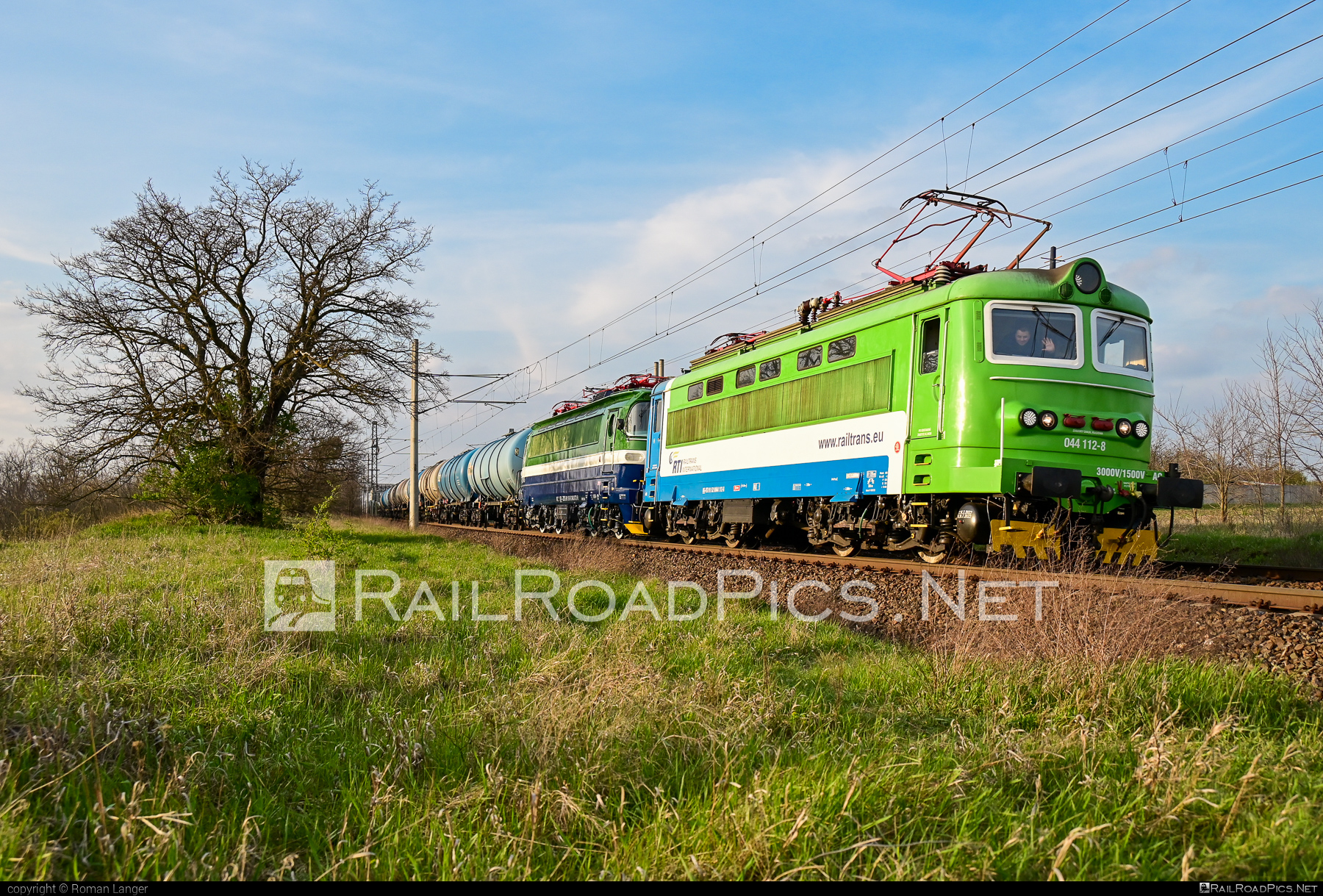 Škoda 73E - 044 112-8 operated by Railtrans International, s.r.o #RailtransInternational #greetings #kesselwagen #locomotive242 #plechac #rti #rtiwagon #skoda #skoda73e #tankwagon