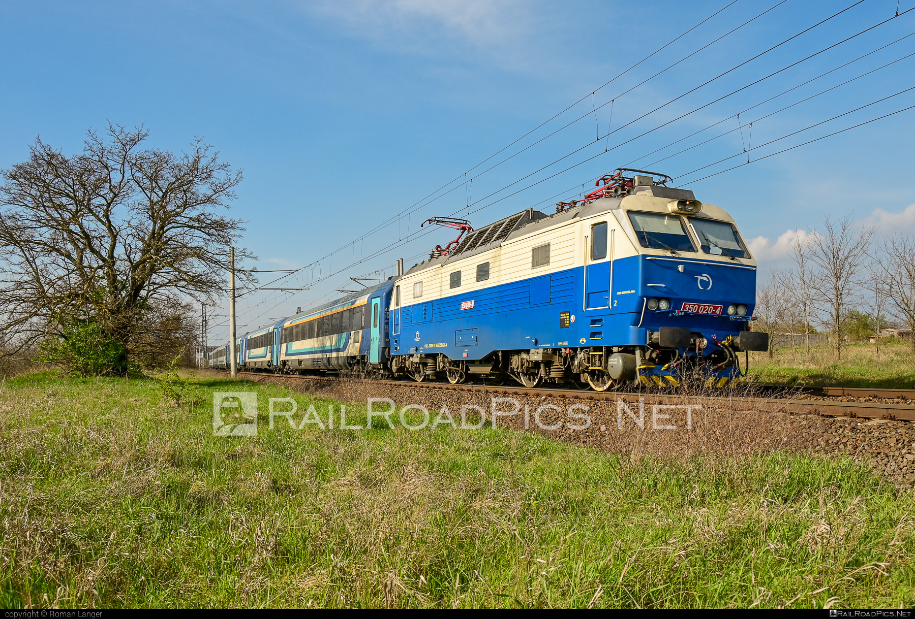 Škoda 55E - 350 020-4 operated by Železničná Spoločnost' Slovensko, a.s. #ZeleznicnaSpolocnostSlovensko #bathory #gorila #locomotive350 #skoda #skoda55e #zssk