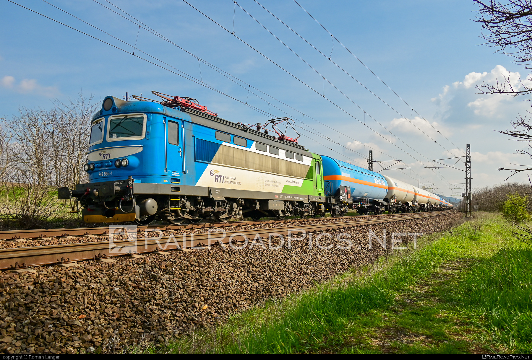 Škoda 64E - 242 555-1 operated by Railtrans International, s.r.o #BDZclass43 #RailtransInternational #kesselwagen #plechac #rti #skoda #skoda64e #tankwagon