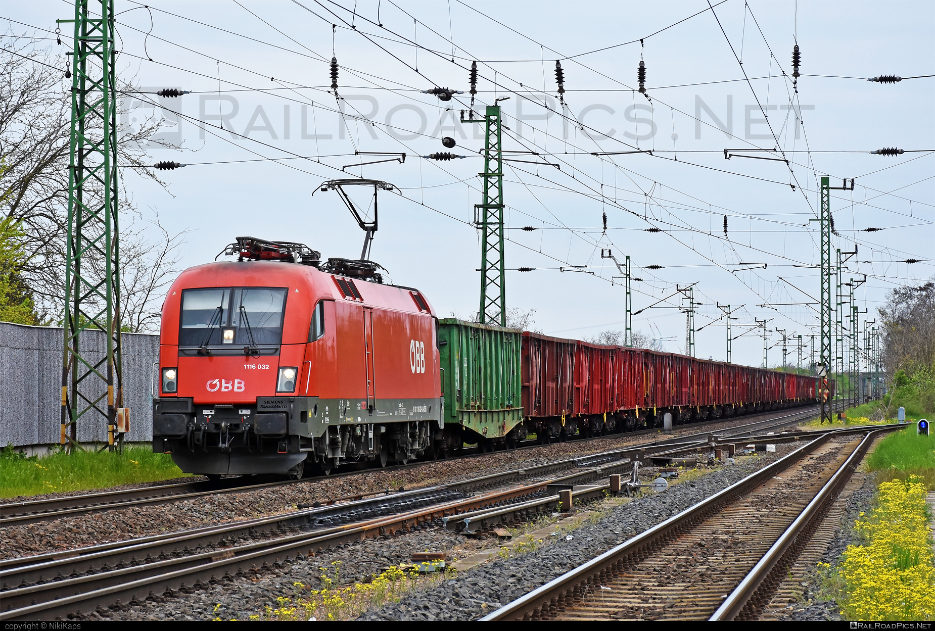 Siemens ES 64 U2 - 1116 032 operated by Rail Cargo Austria AG #es64 #es64u2 #eurosprinter #obb #openwagon #osterreichischebundesbahnen #rcw #siemens #siemensEs64 #siemensEs64u2 #siemenstaurus #taurus #tauruslocomotive