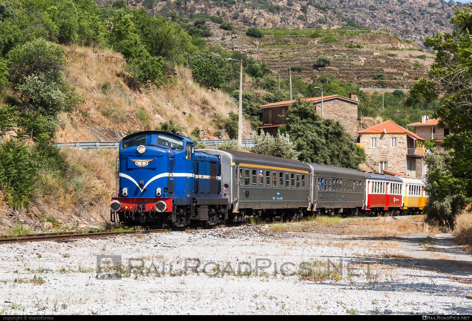 CP Class 1400 - 1424 operated by CP - Comboios de Portugal, E.P.E. #comboiosDePortugal #comboiosDePortugalEPE #cpClass1400
