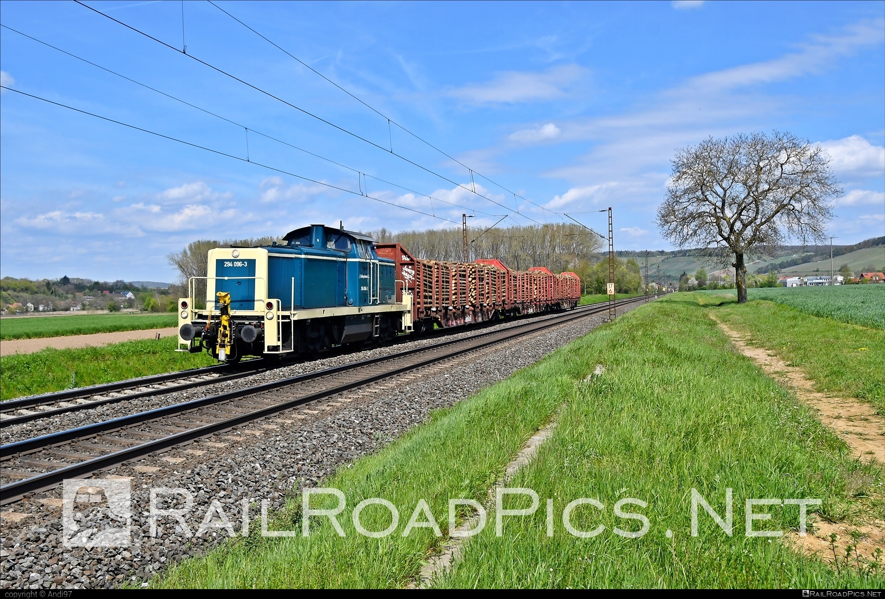 Deutz V90 - 294 096-3 operated by Railsystems RP GmbH #deutz #deutzv90 #locomotiveclassv90 #makv90 #railsystemsRP #rprs #wood