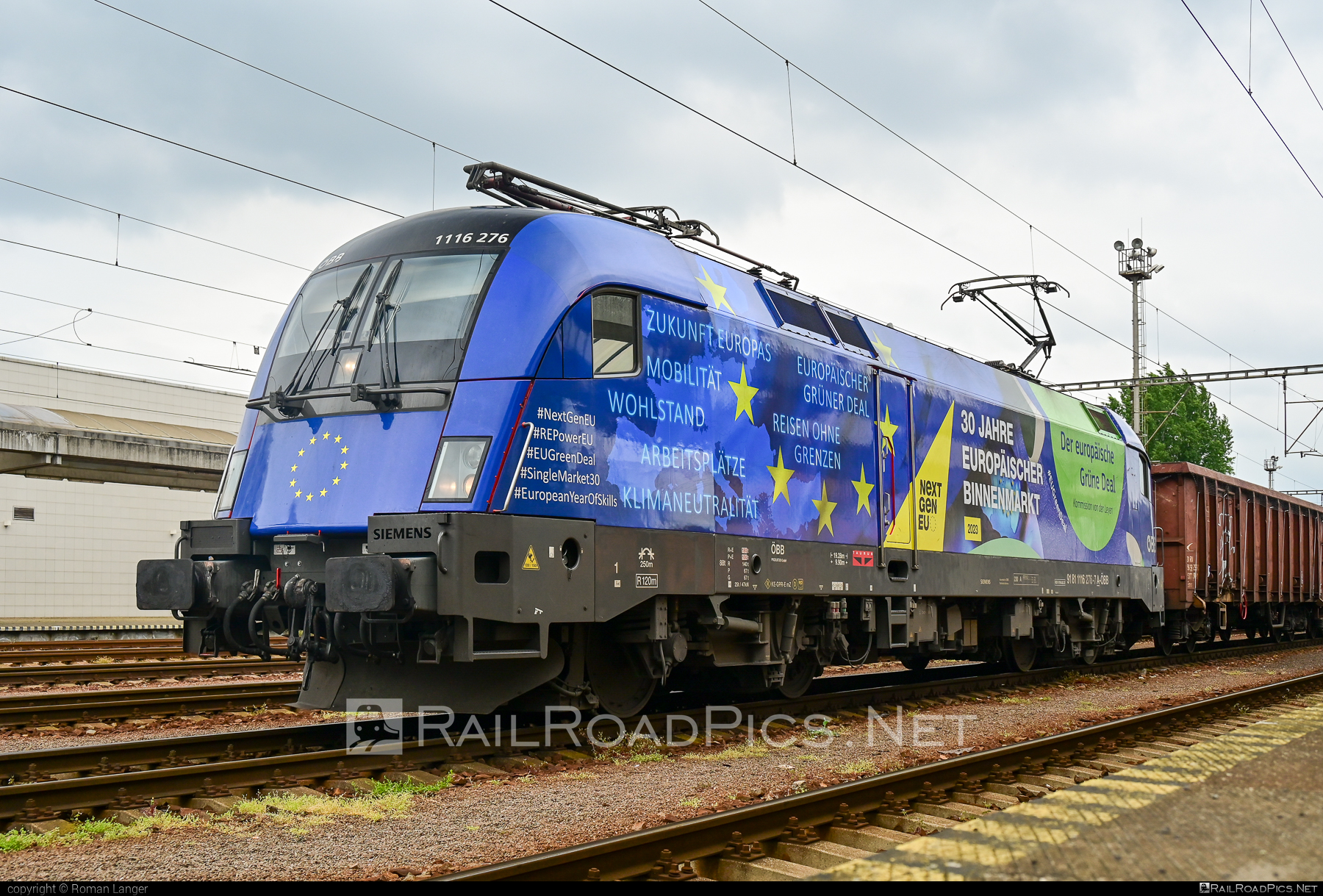 Siemens ES 64 U2 - 1116 276 operated by Rail Cargo Austria AG #es64 #es64u2 #eurosprinter #obb #openwagon #osterreichischebundesbahnen #rcw #siemens #siemensEs64 #siemensEs64u2 #siemenstaurus #taurus #tauruslocomotive