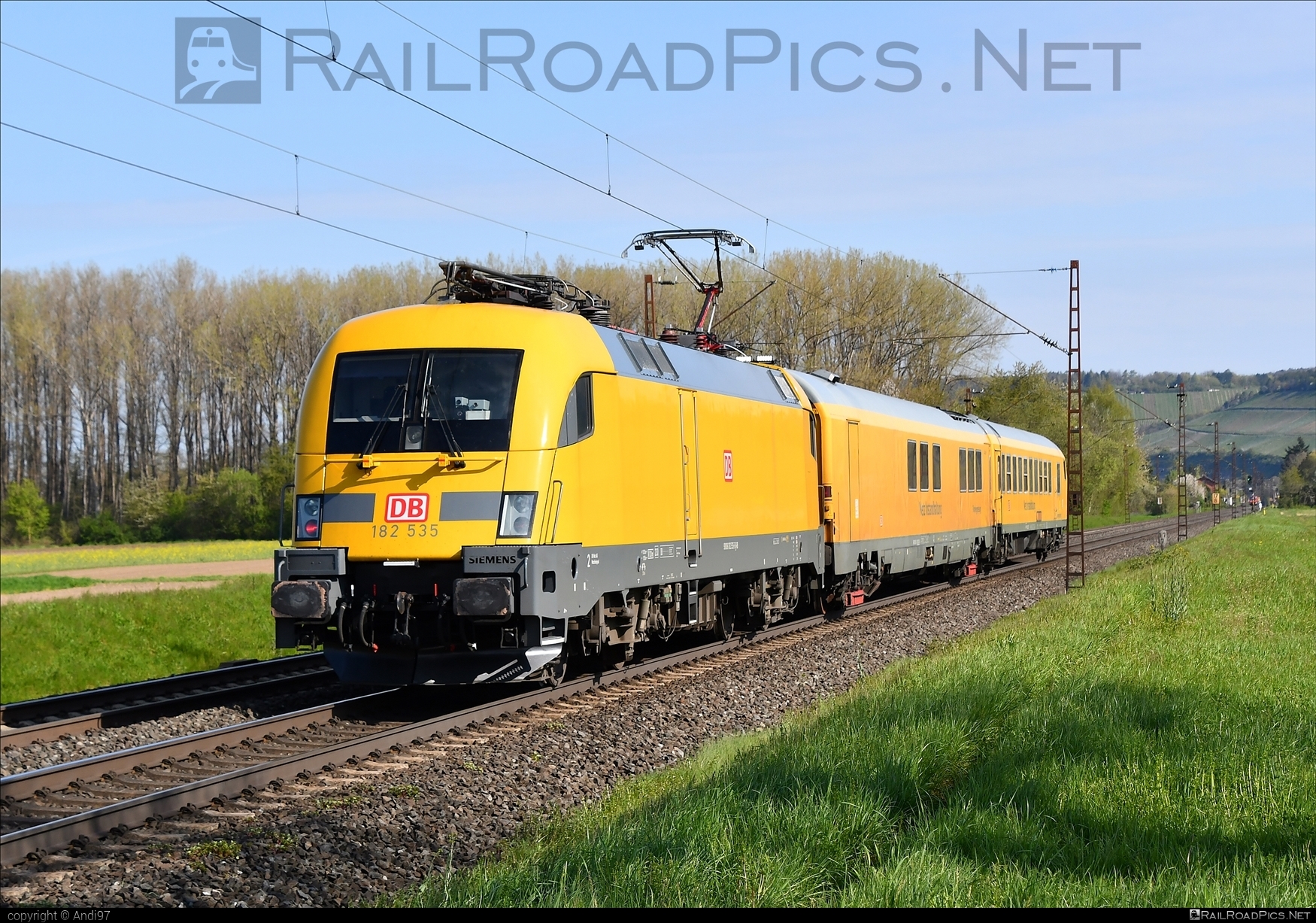 Siemens ES 64 U2 - 182 535 operated by Deutsche Bahn / DB AG #db #deutschebahn #es64 #es64u2 #eurosprinter #siemens #siemensEs64 #siemensEs64u2 #siemenstaurus #taurus #tauruslocomotive