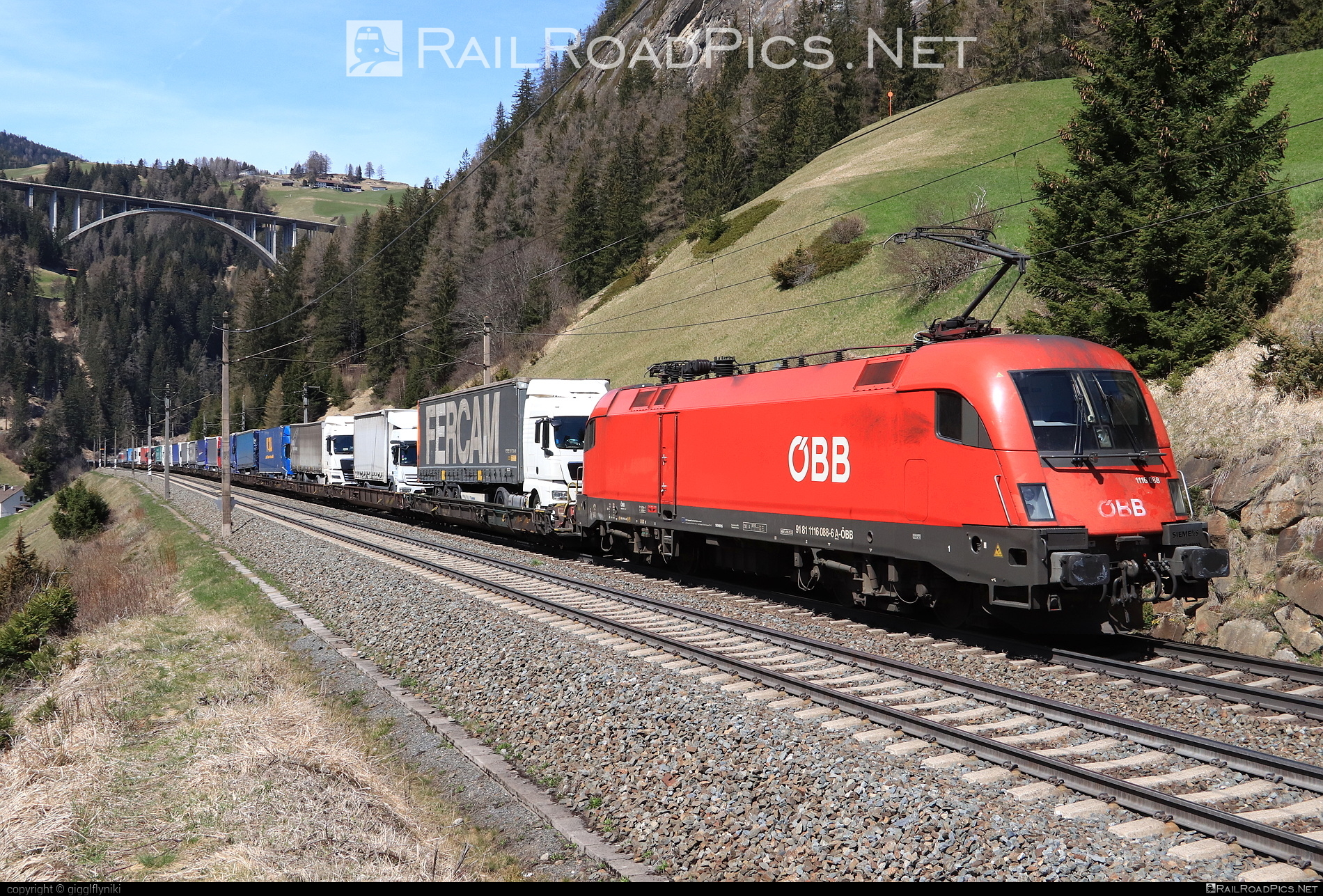 Siemens ES 64 U2 - 1116 088 operated by Rail Cargo Austria AG #es64 #es64u2 #eurosprinter #flatwagon #obb #osterreichischebundesbahnen #rcw #siemens #siemenses64 #siemenses64u2 #siemenstaurus #taurus #tauruslocomotive #truck