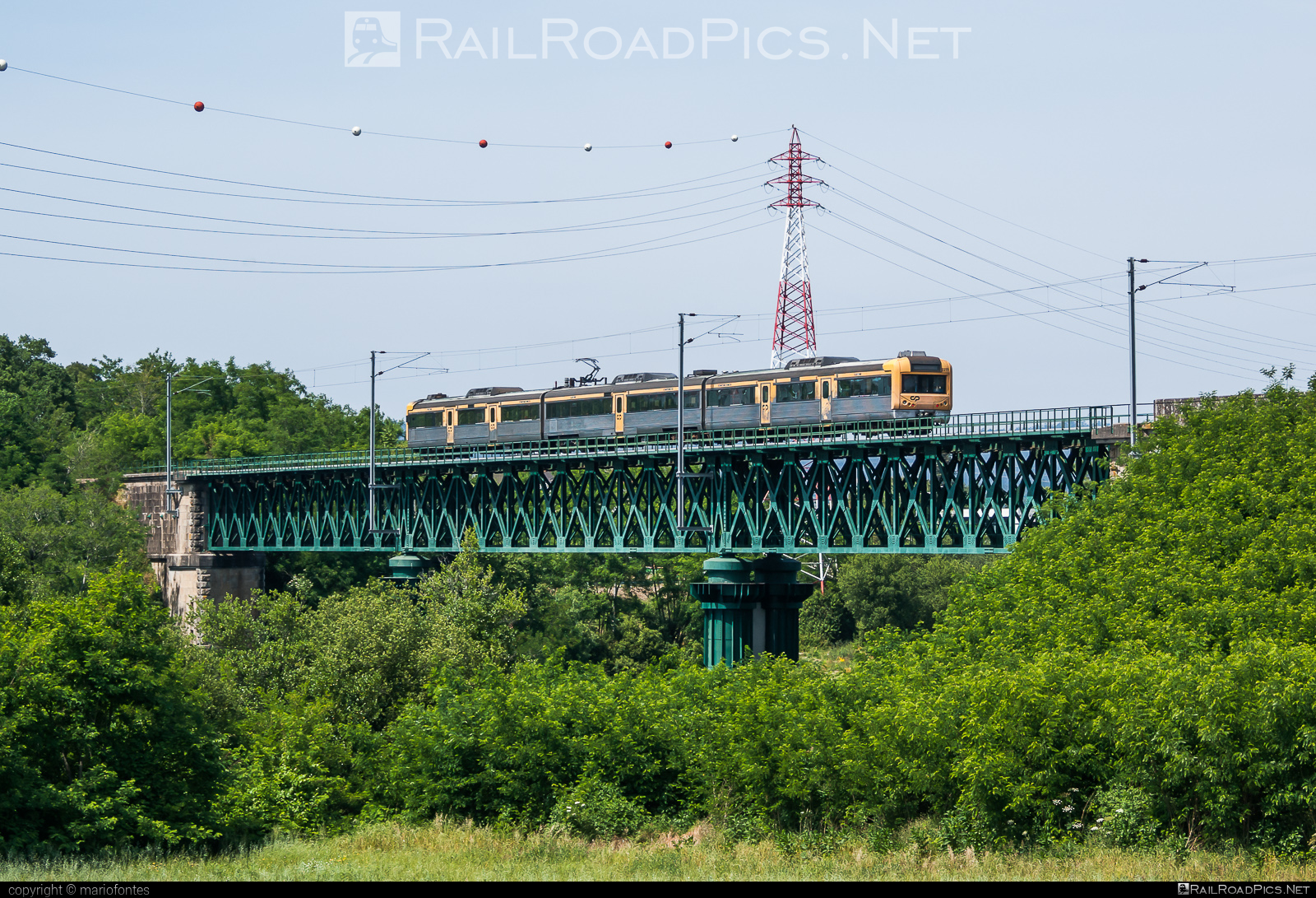 CP Class 2240 - 2277 operated by CP - Comboios de Portugal, E.P.E. #bridge #comboiosDePortugal #comboiosDePortugalEPE #cpClass2240