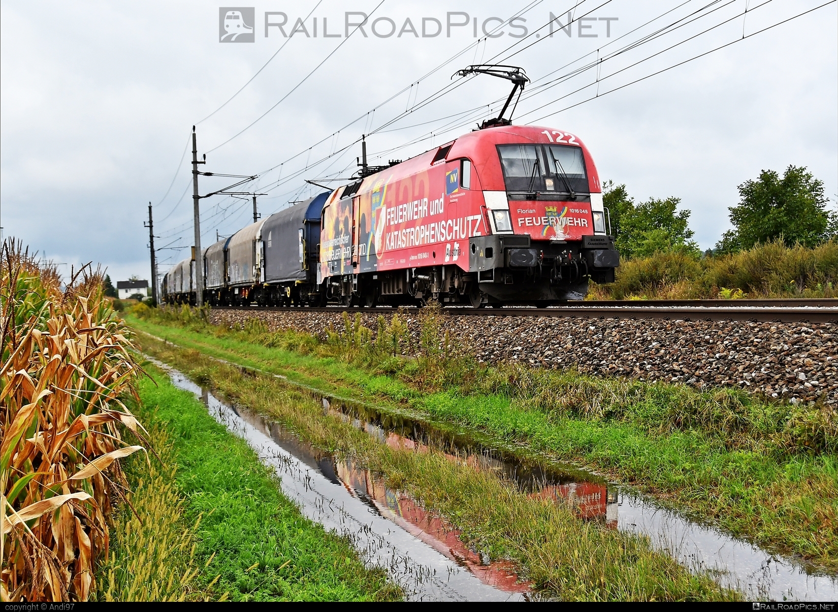 Siemens ES 64 U2 - 1016 048 operated by Rail Cargo Austria AG #es64 #es64u2 #eurosprinter #obb #osterreichischebundesbahnen #rcw #siemens #siemenses64 #siemenses64u2 #siemenstaurus #taurus #tauruslocomotive