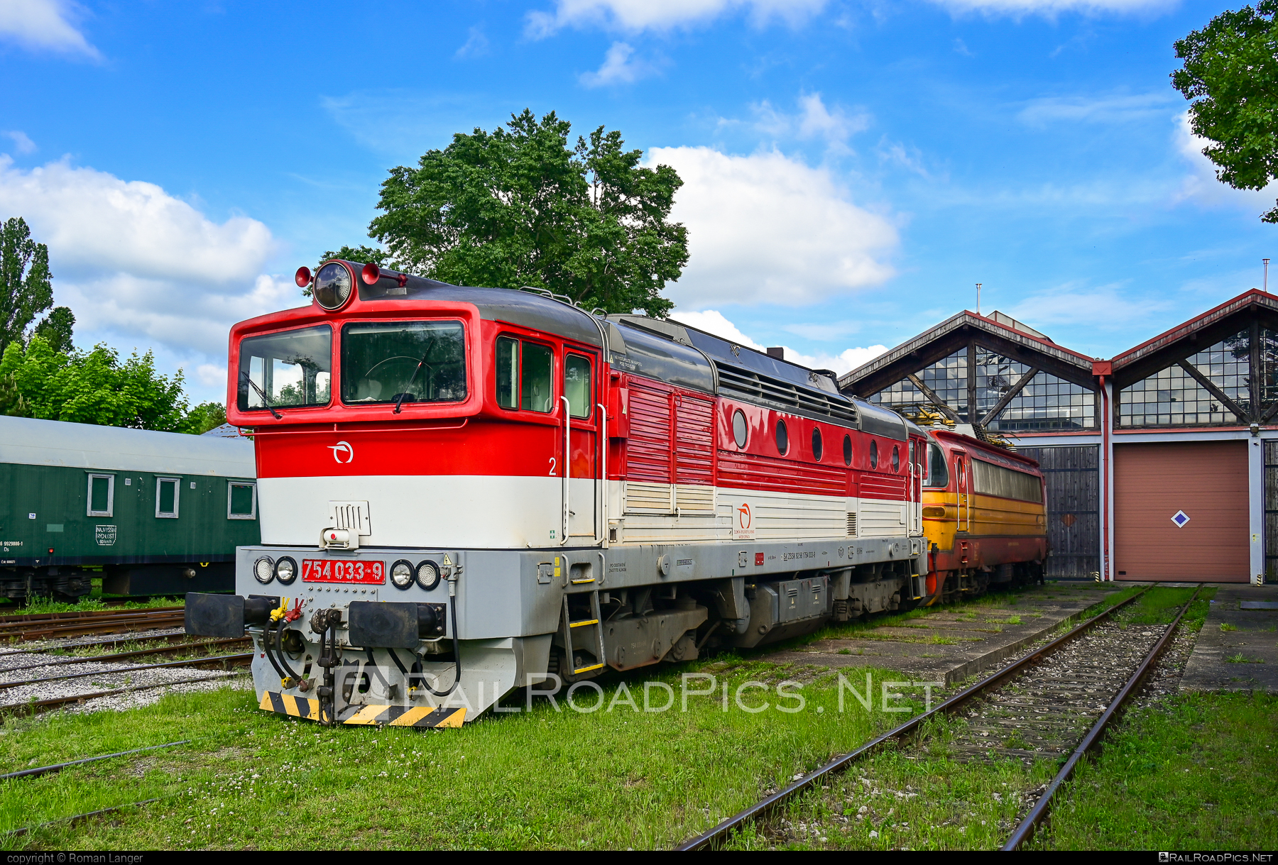 ČKD T 478.4 (754) - 754 033-9 operated by Železničná Spoločnost' Slovensko, a.s. #ZeleznicnaSpolocnostSlovensko #brejlovec #ckd #ckd4784 #ckd754 #ckdt4784 #lokomotiva754 #okuliarnik #zssk