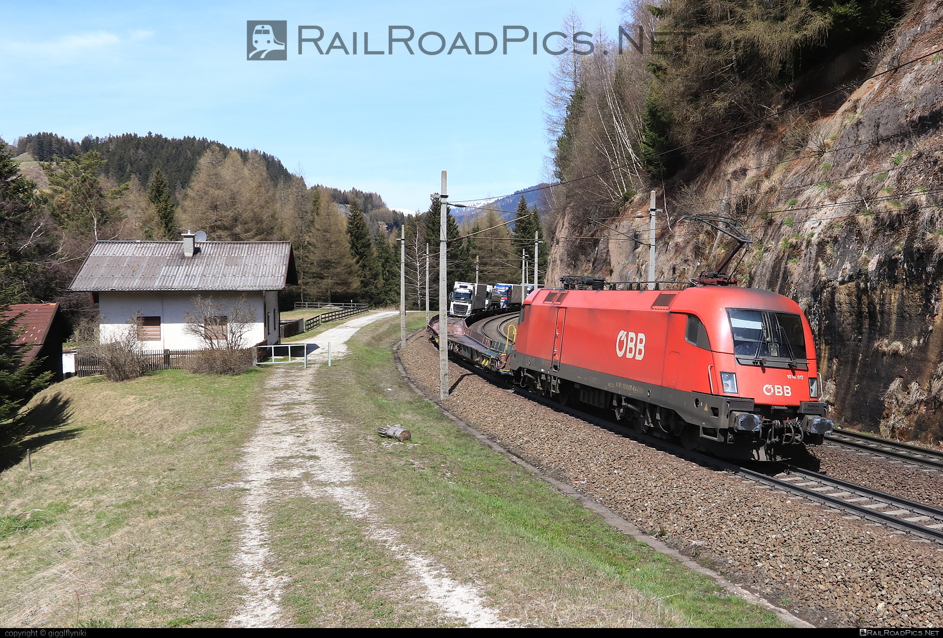 Siemens ES 64 U2 - 1016 017 operated by Rail Cargo Austria AG #es64 #es64u2 #eurosprinter #flatwagon #obb #osterreichischebundesbahnen #rcw #siemens #siemensEs64 #siemensEs64u2 #siemenstaurus #taurus #tauruslocomotive #truck
