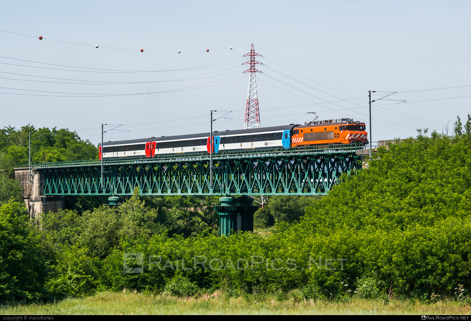 CP Class 2600 - 2607 operated by CP - Comboios de Portugal, E.P.E. #bridge #comboiosDePortugal #comboiosDePortugalEPE #cpClass2600 #nezCassee #sncfBB15000