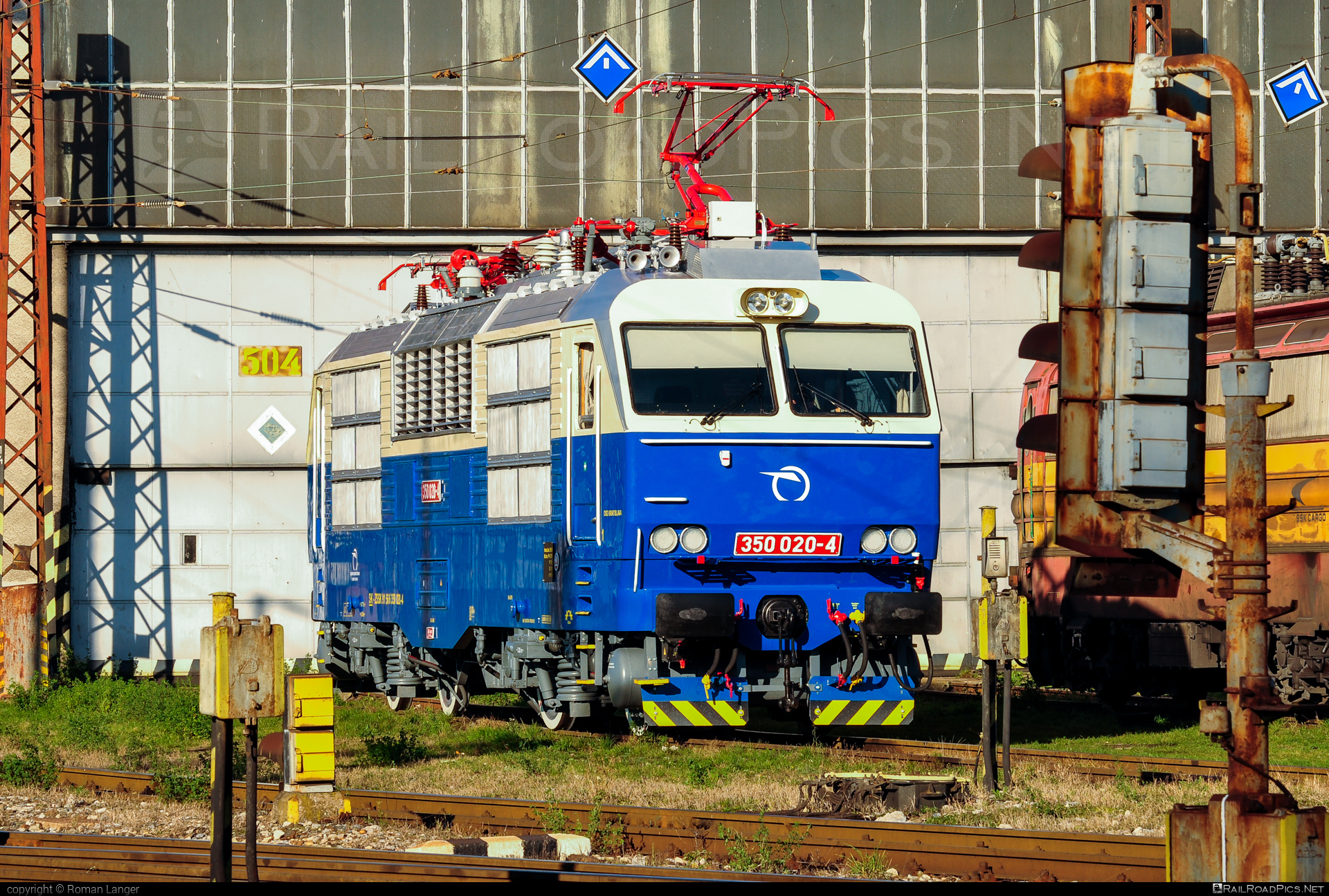 Škoda 55E - 350 020-4 operated by Železničná Spoločnost' Slovensko, a.s. #ZeleznicnaSpolocnostSlovensko #gorila #locomotive350 #skoda #skoda55e #zssk