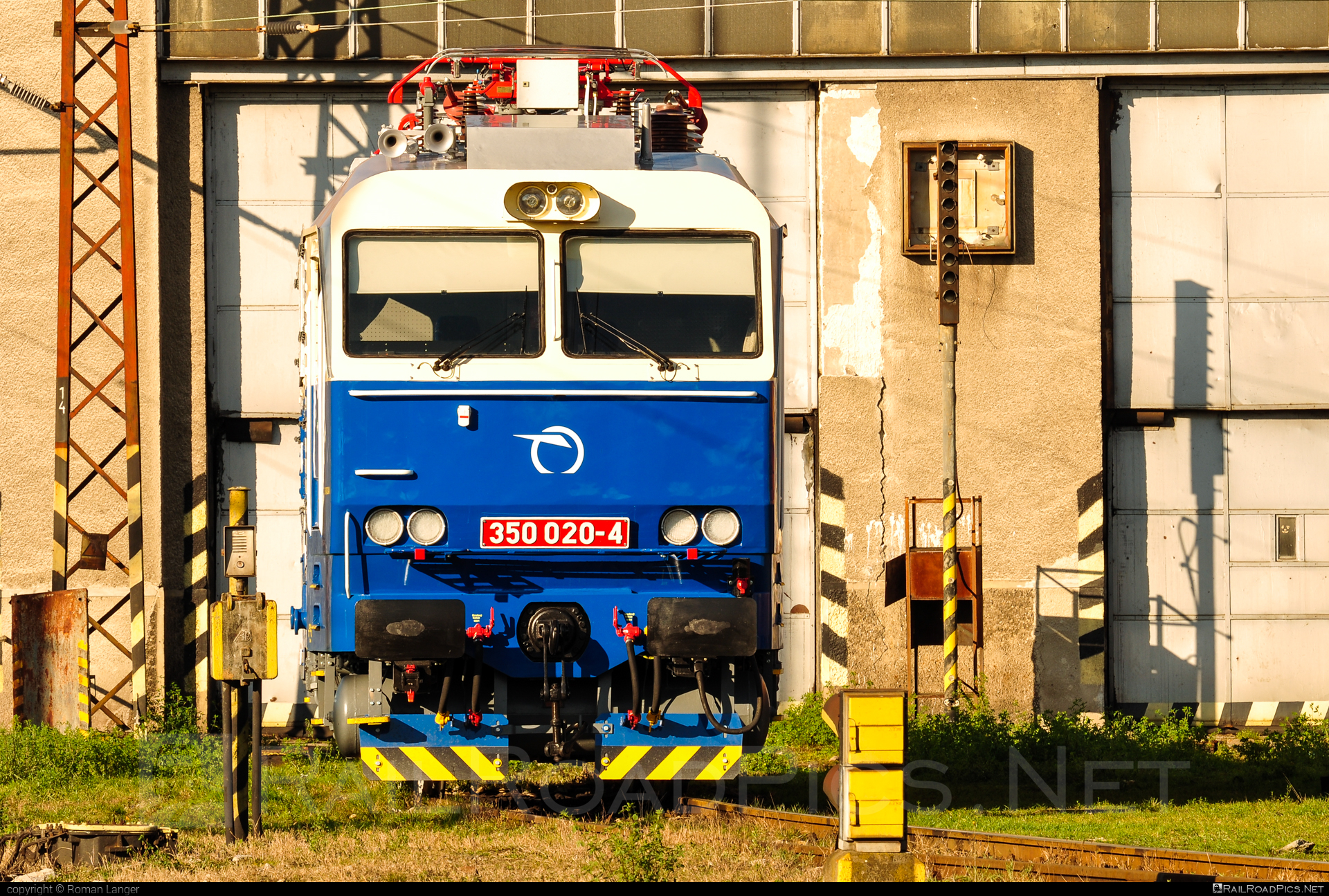 Škoda 55E - 350 020-4 operated by Železničná Spoločnost' Slovensko, a.s. #ZeleznicnaSpolocnostSlovensko #gorila #locomotive350 #skoda #skoda55e #zssk