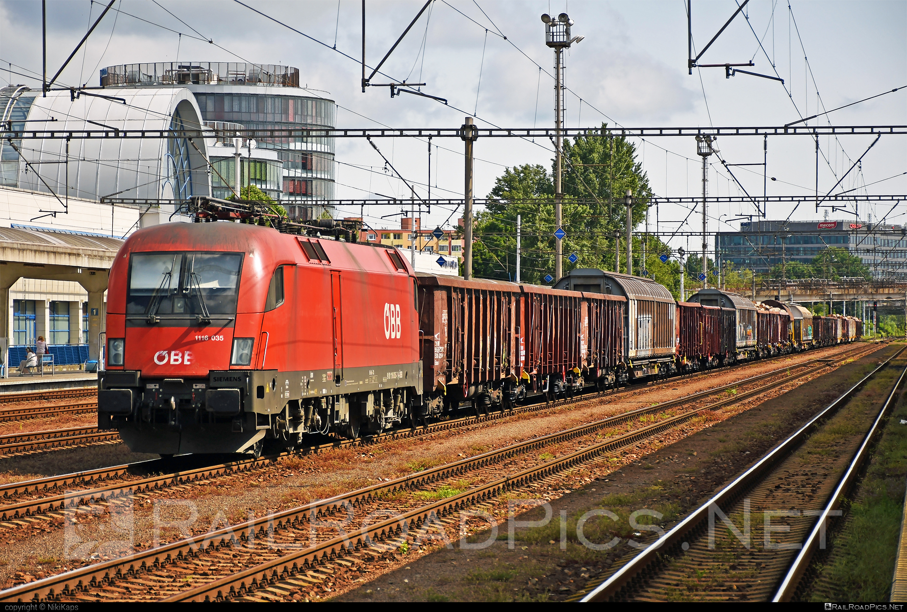 Siemens ES 64 U2 - 1116 035 operated by Rail Cargo Austria AG #es64 #es64u2 #eurosprinter #mixofcargo #obb #osterreichischebundesbahnen #rcw #siemens #siemensEs64 #siemensEs64u2 #siemenstaurus #taurus #tauruslocomotive