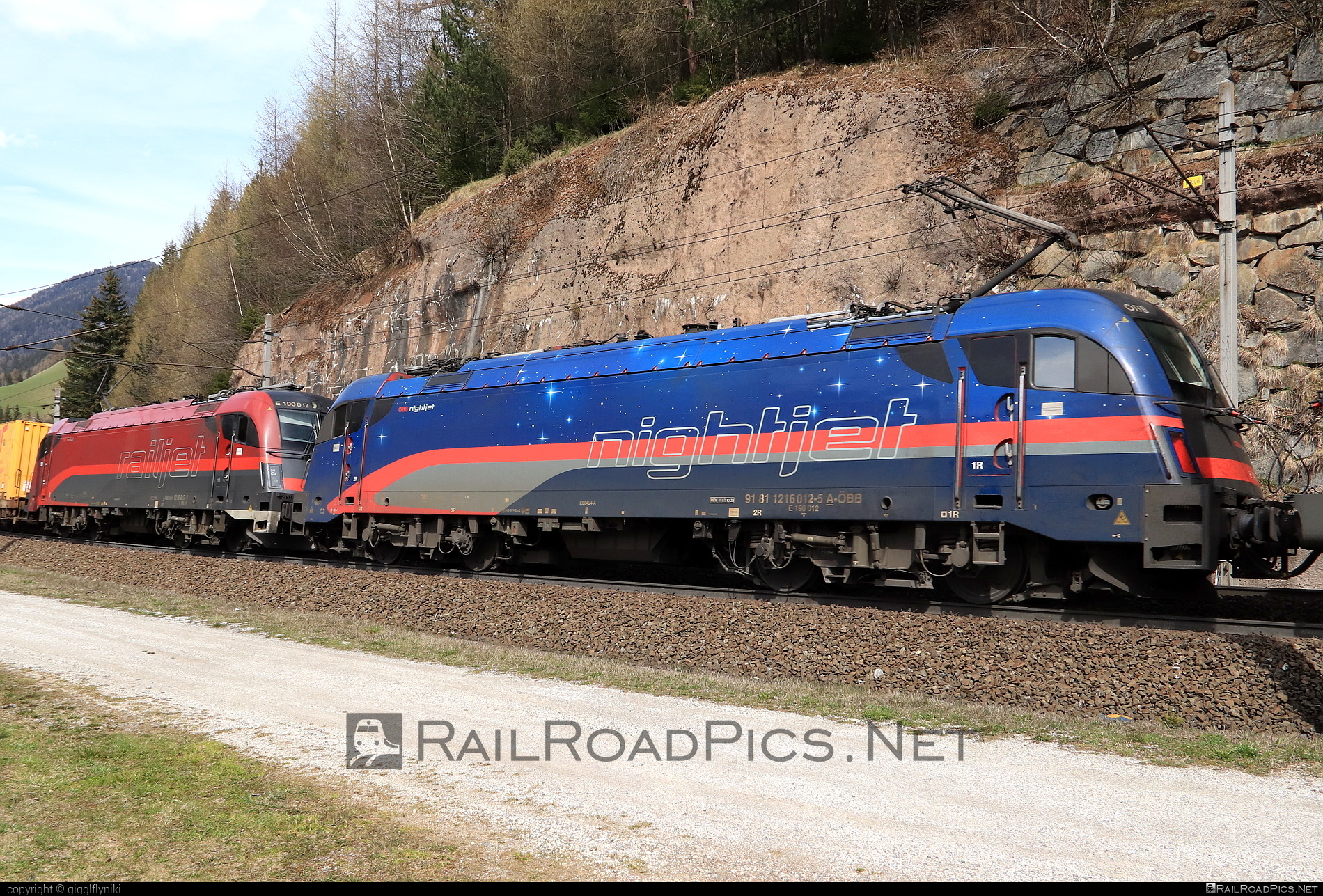 Siemens ES 64 U4 - 1216 012 operated by Rail Cargo Austria AG #es64 #es64u4 #eurosprinter #nightjet #obb #osterreichischebundesbahnen #rcw #siemens #siemensEs64 #siemensEs64u4 #siemenstaurus #taurus #tauruslocomotive