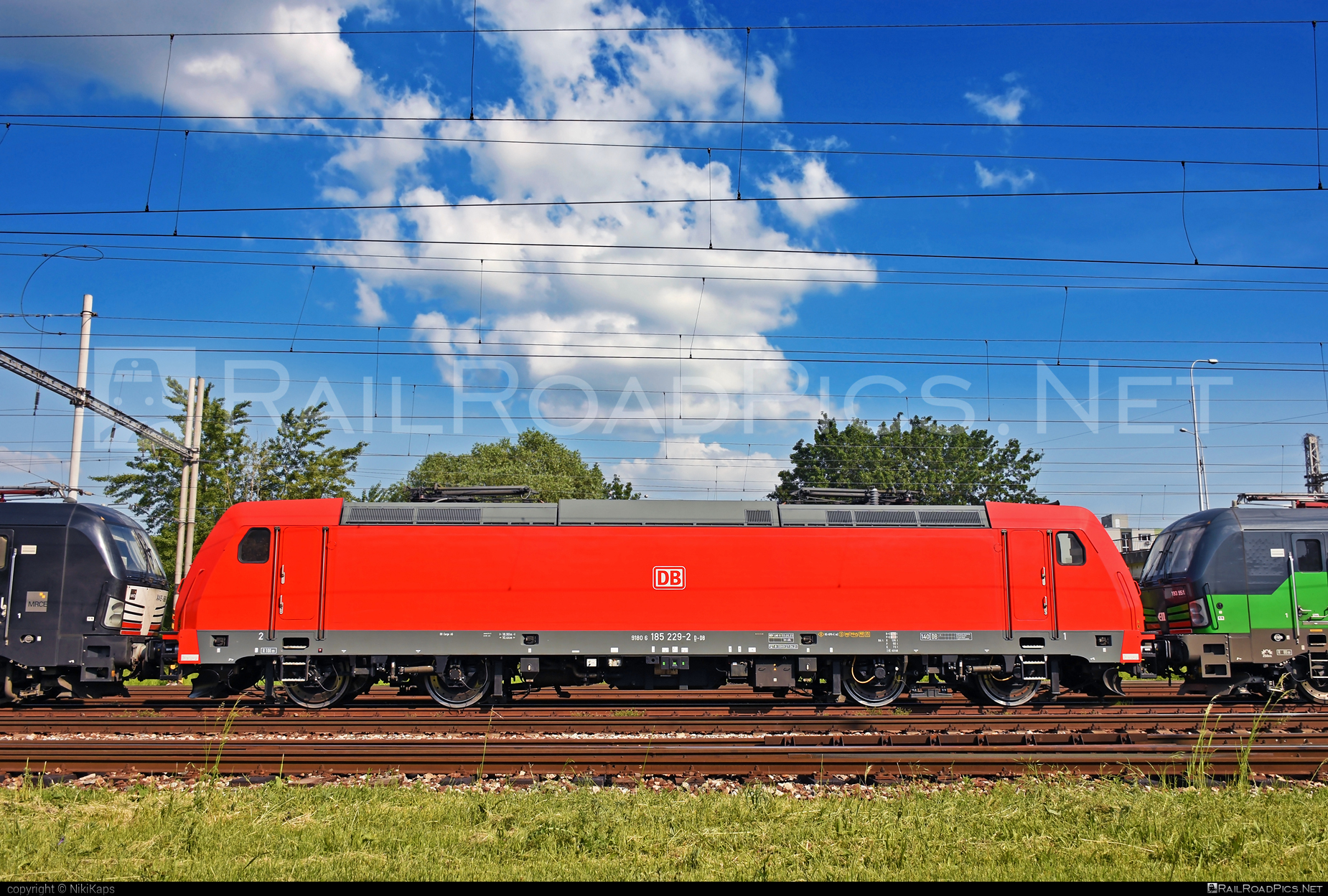 Bombardier TRAXX F140 AC2 - 185 229-2 operated by DB Cargo AG #bombardier #bombardiertraxx #db #dbcargo #dbcargoag #deutschebahn #traxx #traxxf140 #traxxf140ac #traxxf140ac2