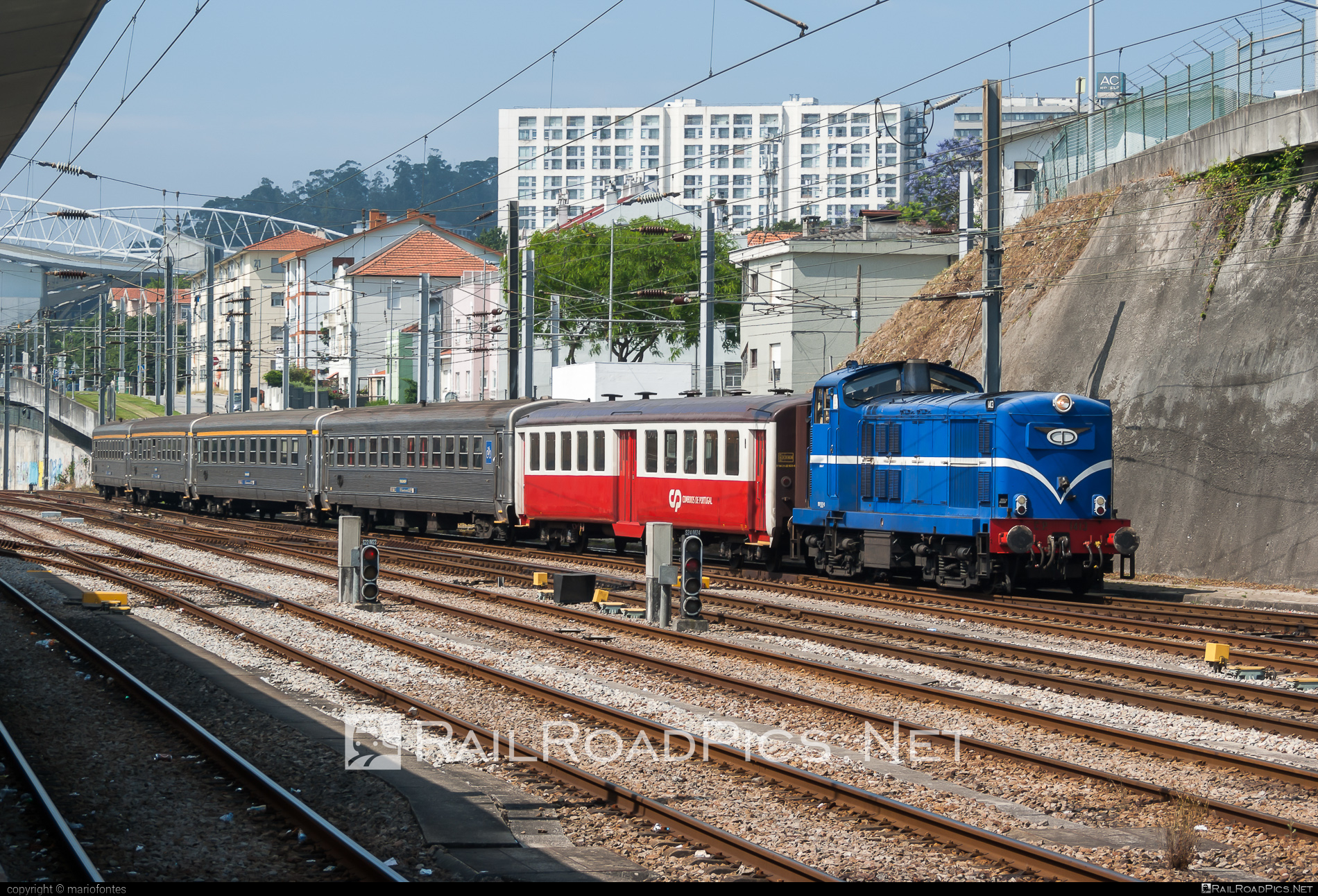 CP Class 1400 - 1413 operated by CP - Comboios de Portugal, E.P.E. #comboiosDePortugal #comboiosDePortugalEPE #cpClass1400