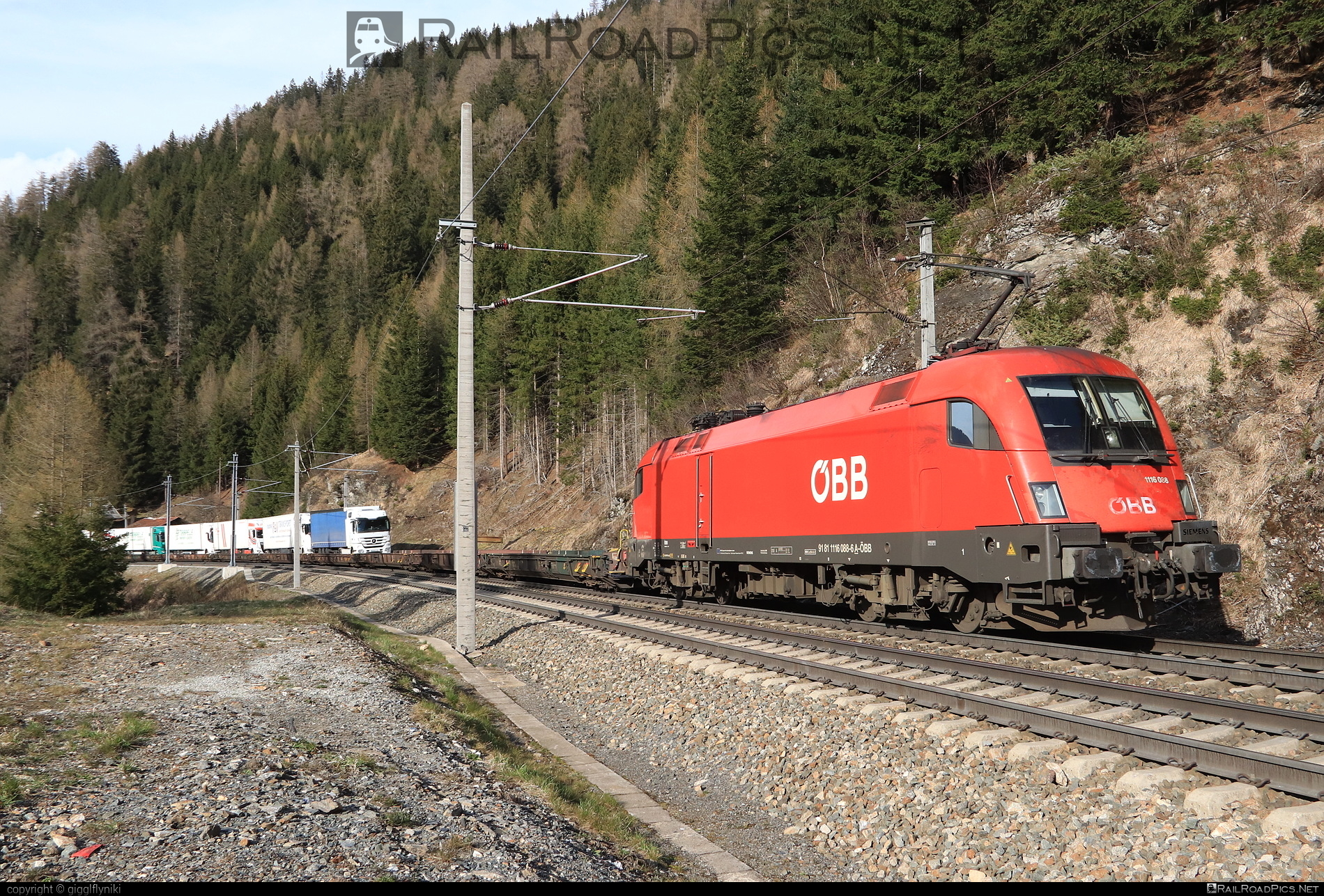 Siemens ES 64 U2 - 1116 088 operated by Rail Cargo Austria AG #es64 #es64u2 #eurosprinter #flatwagon #obb #osterreichischebundesbahnen #rcw #siemens #siemensEs64 #siemensEs64u2 #siemenstaurus #taurus #tauruslocomotive #truck