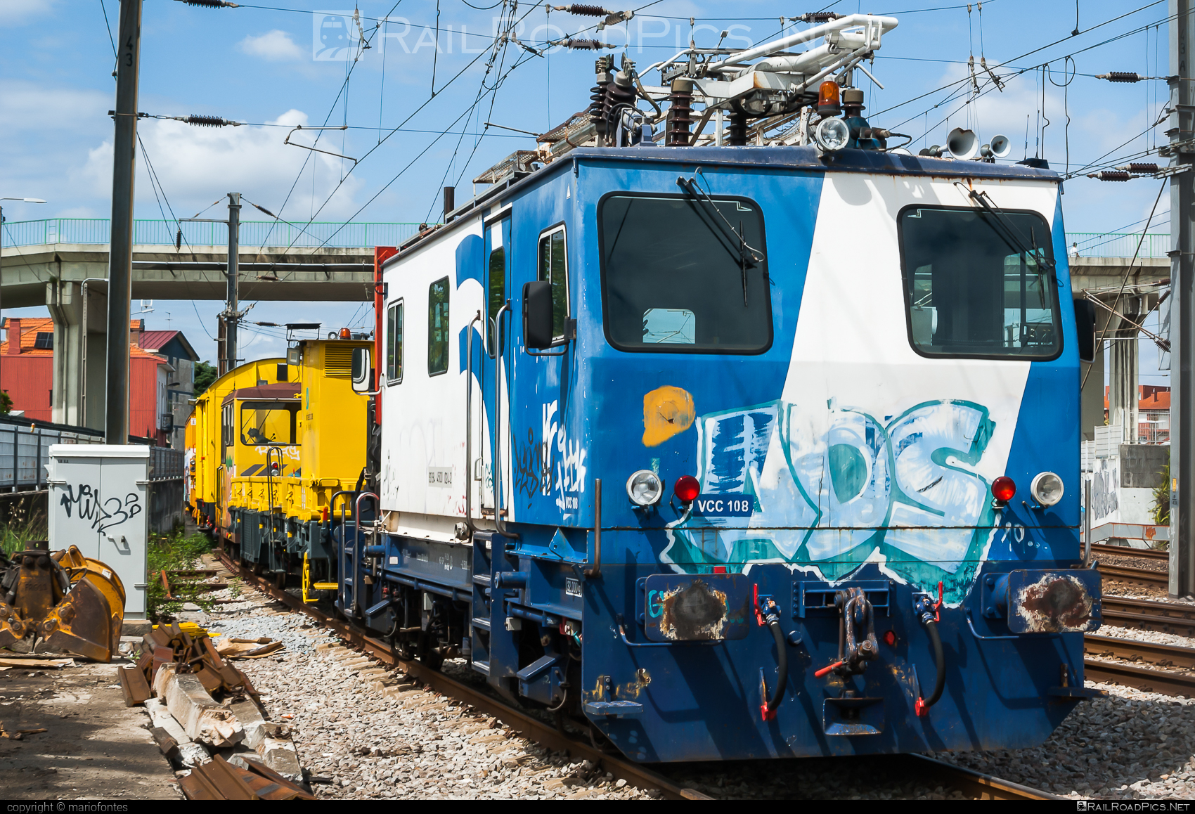 REFER VCC - VCC 108 operated by Rede Ferroviária Nacional, E.P. #graffiti #refer #referVcc #vcc #veiculoDeConservacaoDeCatenaria