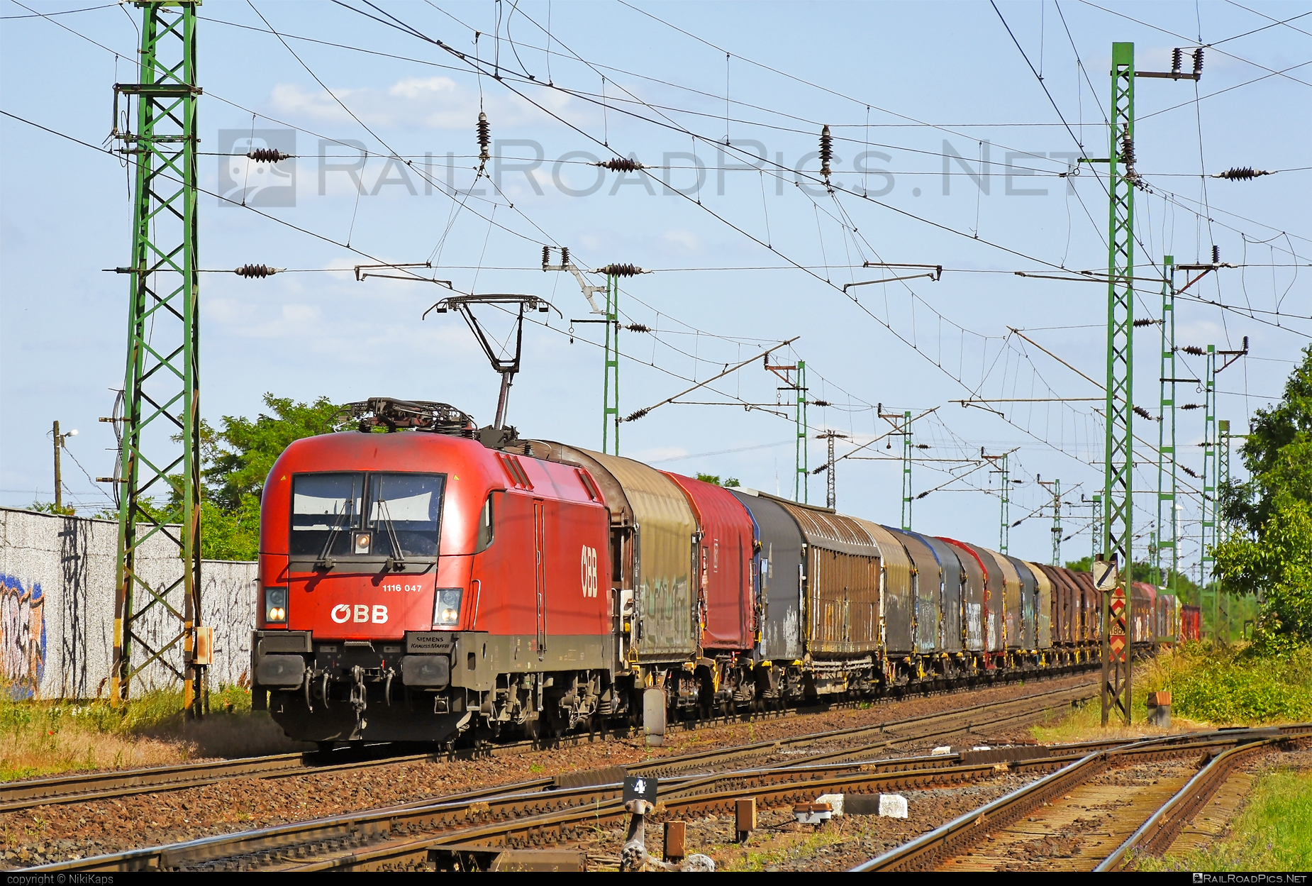 Siemens ES 64 U2 - 1116 047 operated by Rail Cargo Austria AG #es64 #es64u2 #eurosprinter #obb #osterreichischebundesbahnen #rcw #siemens #siemensEs64 #siemensEs64u2 #siemenstaurus #taurus #tauruslocomotive