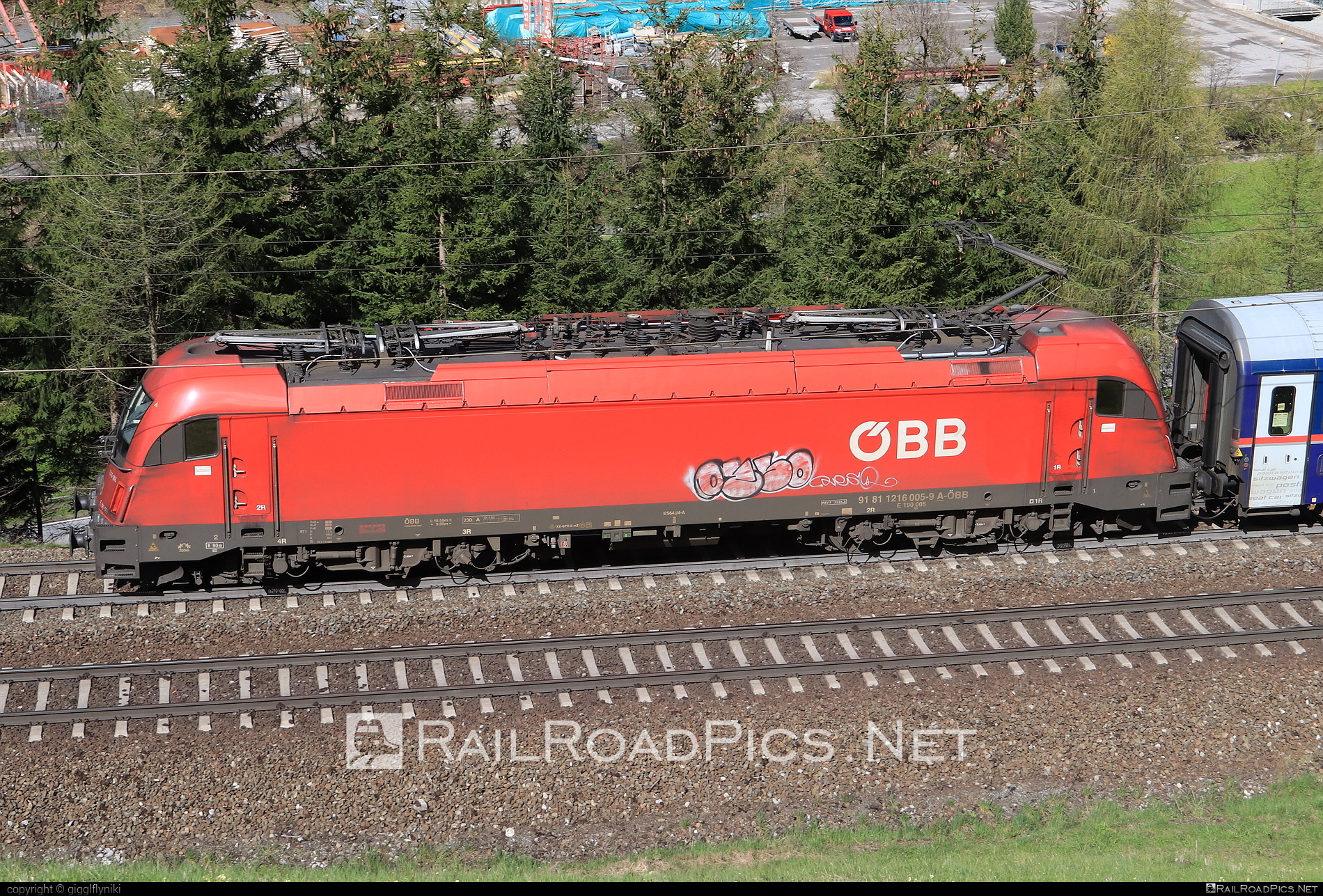 Siemens ES 64 U4 - 1216 005 operated by Österreichische Bundesbahnen #es64 #es64u4 #eurosprinter #graffiti #obb #osterreichischebundesbahnen #siemens #siemensEs64 #siemensEs64u4 #siemenstaurus #taurus #tauruslocomotive
