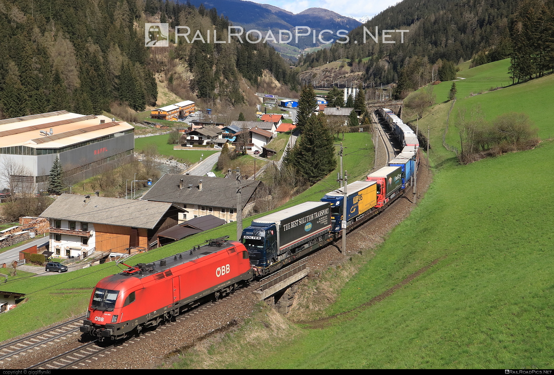 Siemens ES 64 U2 - 1116 083 operated by Rail Cargo Austria AG #es64 #es64u2 #eurosprinter #flatwagon #obb #osterreichischebundesbahnen #rcw #siemens #siemensEs64 #siemensEs64u2 #siemenstaurus #taurus #tauruslocomotive #truck