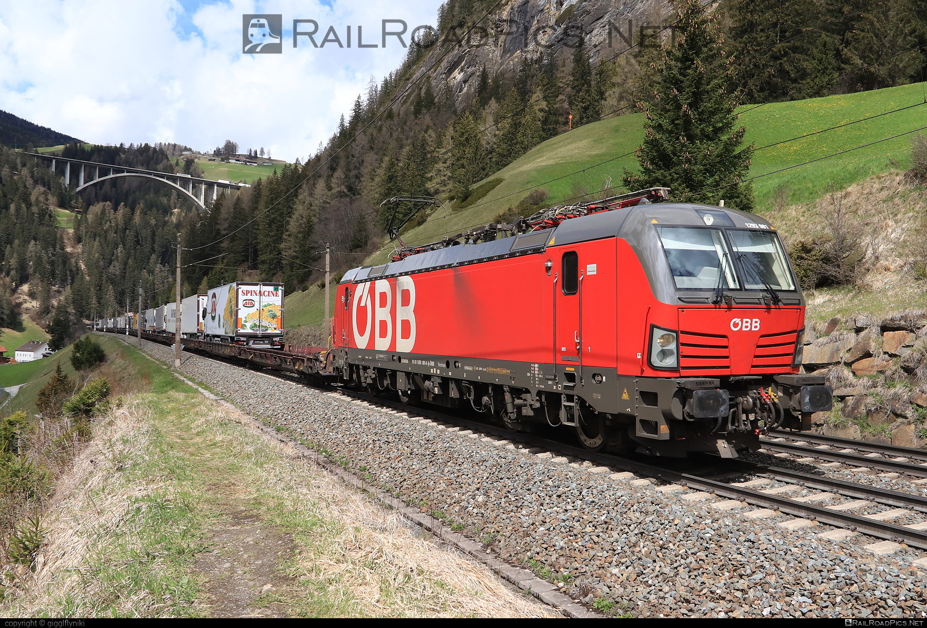 Siemens Vectron MS - 1293 081 operated by Rail Cargo Austria AG #flatwagon #obb #osterreichischebundesbahnen #rcw #siemens #siemensVectron #siemensVectronMS #truck #vectron #vectronMS