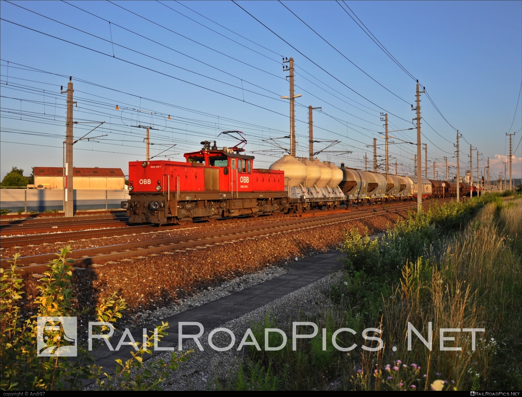 SGP 1063 - 1063 010 operated by Rail Cargo Austria AG #mixofcargo #obb #obb1063 #obbClass1063 #osterreichischebundesbahnen #rcw #sgp #sgp1063 #simmeringgrazpauker