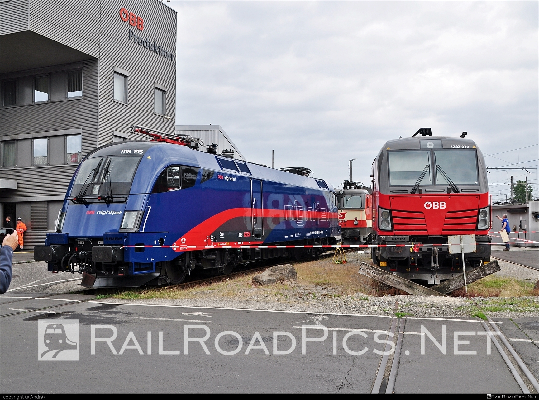 Siemens ES 64 U2 - 1116 195 operated by Rail Cargo Austria AG #es64 #es64u2 #eurosprinter #nightjet #obb #osterreichischebundesbahnen #rcw #siemens #siemensEs64 #siemensEs64u2 #siemenstaurus #taurus #tauruslocomotive