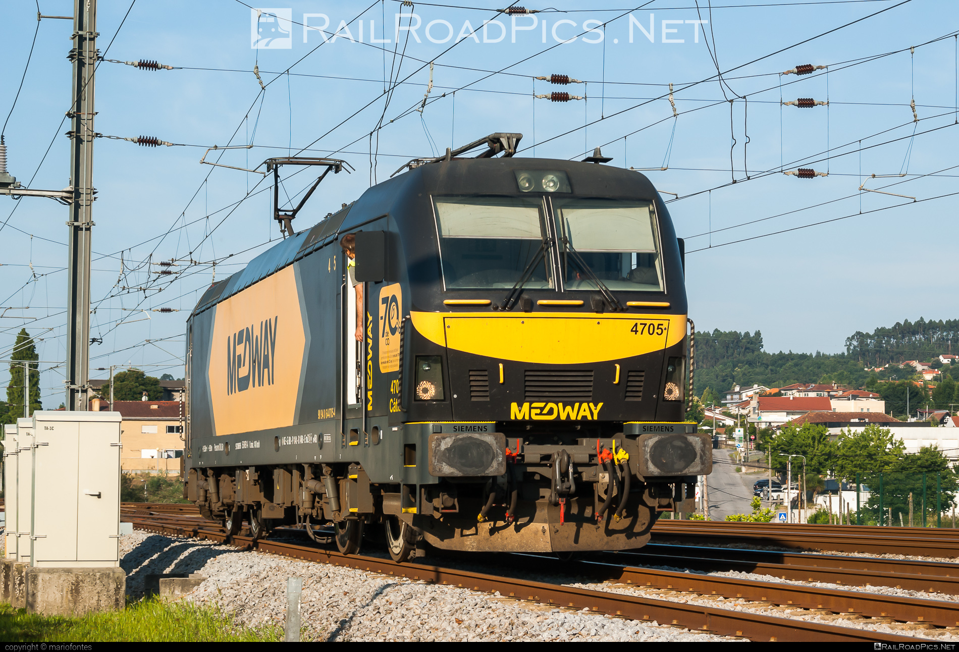 Siemens ES 46 B1-A - 4705 operated by MEDWAY - Operador Ferroviário e Logistico de Mercadorias, SA #cpClass4700 #cpLe4700 #es46b1 #es46b1a #euroSprinter #medway #siemens #siemensEs46b1a #siemensEuroSprinter