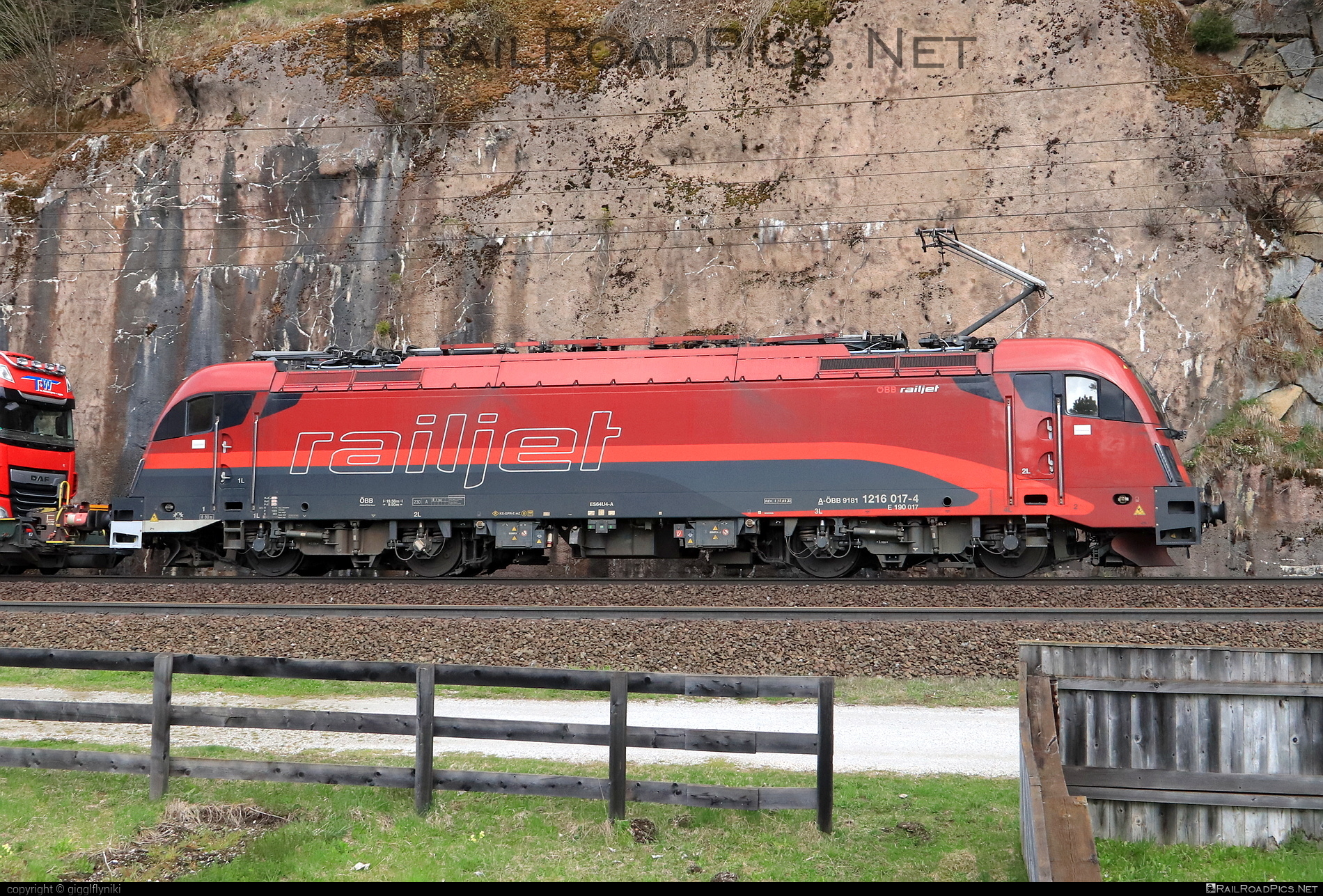 Siemens ES 64 U4 - 1216 017 operated by Rail Cargo Austria AG #es64 #es64u4 #eurosprinter #obb #osterreichischebundesbahnen #railjet #rcw #siemens #siemensEs64 #siemensEs64u4 #siemenstaurus #taurus #tauruslocomotive