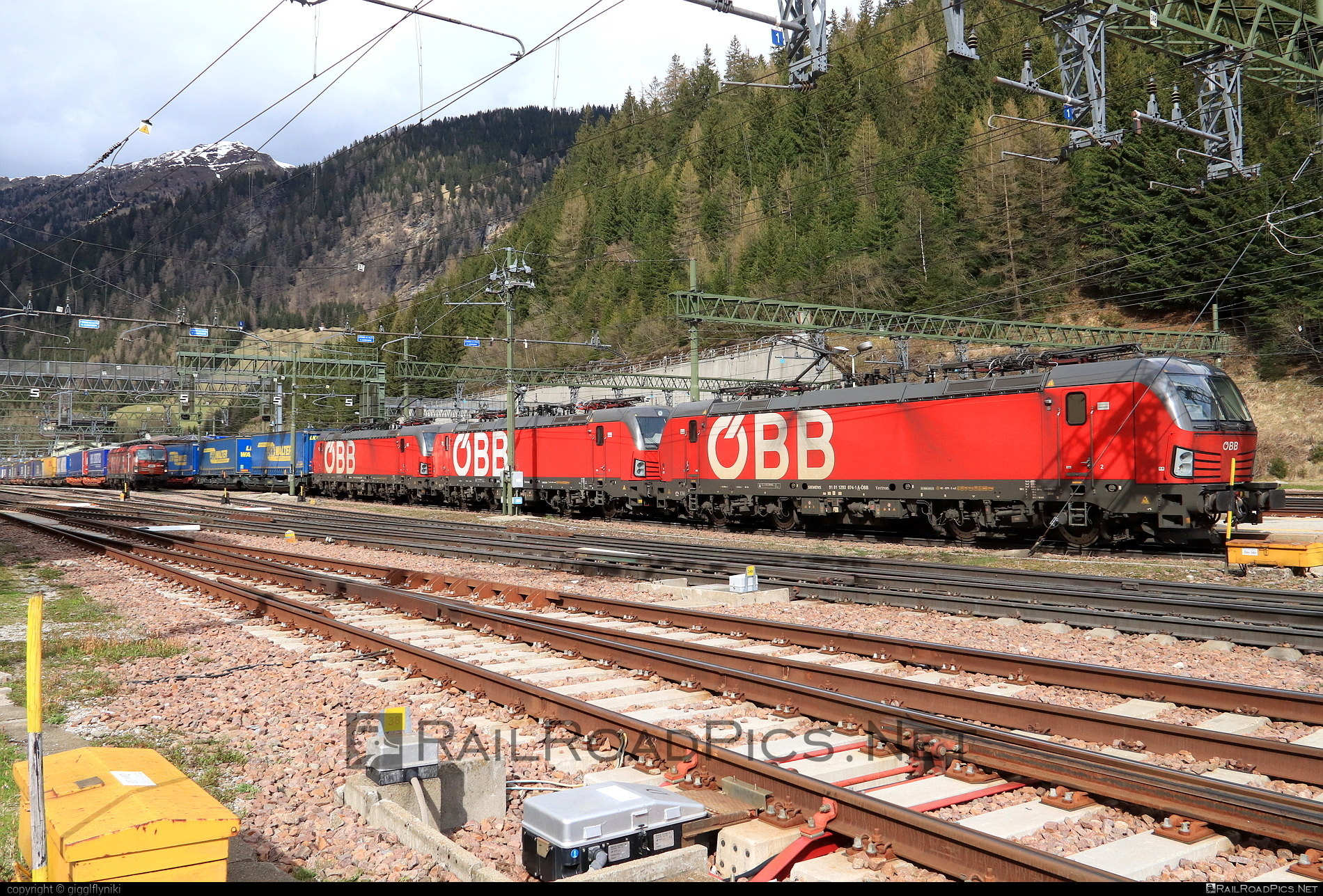 Siemens Vectron MS - 1293 074 operated by Rail Cargo Austria AG #flatwagon #lkwwalter #obb #osterreichischebundesbahnen #rcw #semitrailer #siemens #siemensVectron #siemensVectronMS #vectron #vectronMS