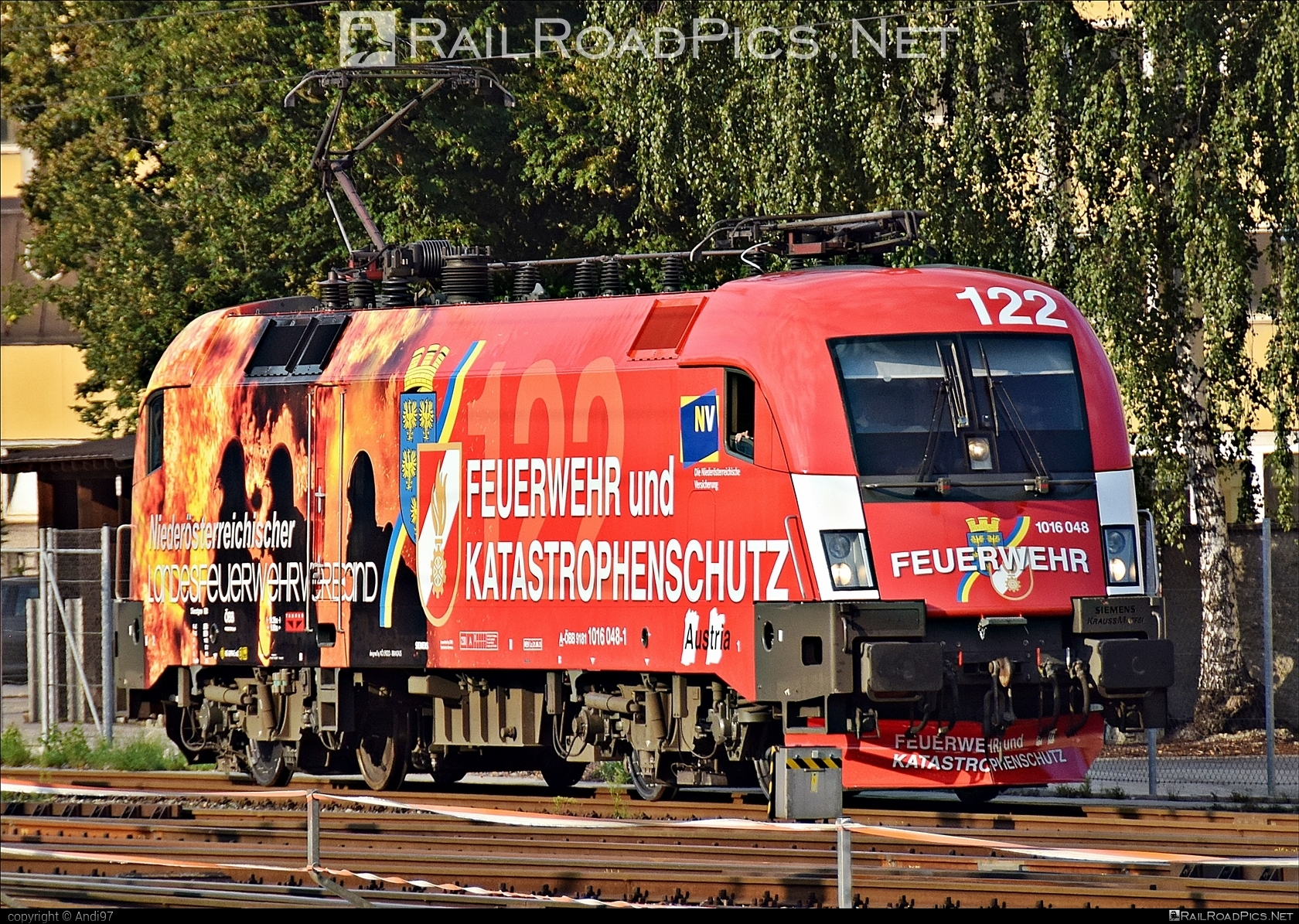 Siemens ES 64 U2 - 1016 048 operated by Österreichische Bundesbahnen #es64 #es64u2 #eurosprinter #obb #osterreichischebundesbahnen #siemens #siemensEs64 #siemensEs64u2 #siemenstaurus #taurus #tauruslocomotive