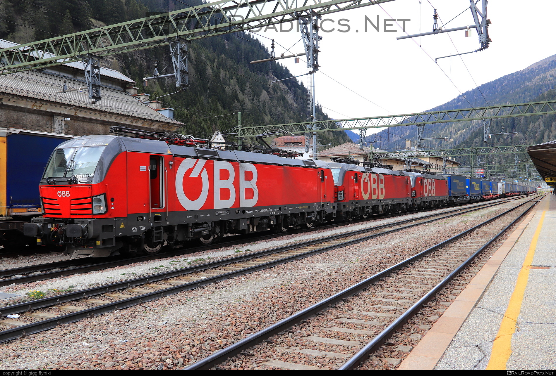 Siemens Vectron MS - 1293 021 operated by Rail Cargo Austria AG #flatwagon #lkwwalter #obb #osterreichischebundesbahnen #rcw #semitrailer #siemens #siemensVectron #siemensVectronMS #vectron #vectronMS