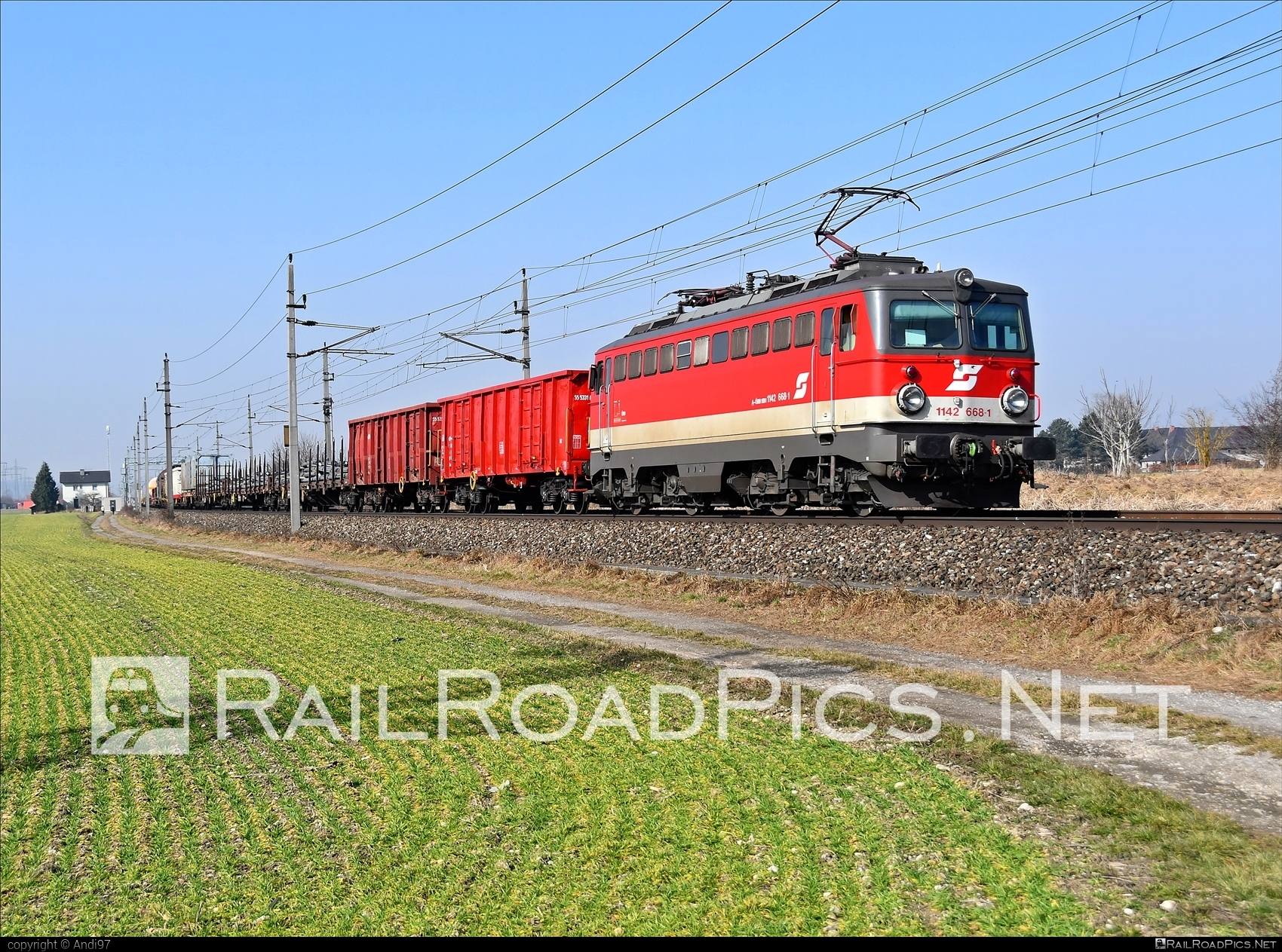 SGP 1142 - 1142 668-1 operated by Rail Cargo Austria AG #mixofcargo #obb #obb1142 #obbClass1142 #osterreichischebundesbahnen #rcw #sgp #sgp1142 #simmeringgrazpauker
