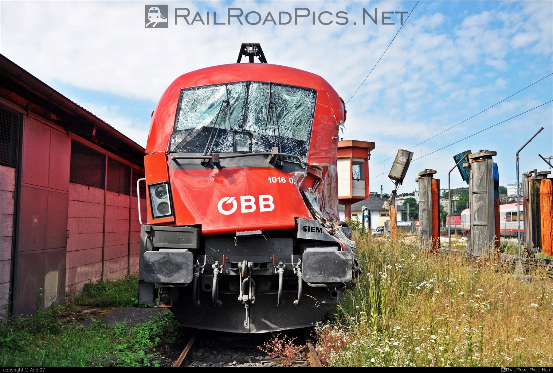 Siemens ES 64 U2 - 1016 020 operated by Österreichische Bundesbahnen #crash #damage #es64 #es64u2 #eurosprinter #obb #osterreichischebundesbahnen #siemens #siemensEs64 #siemensEs64u2 #siemenstaurus #taurus #tauruslocomotive