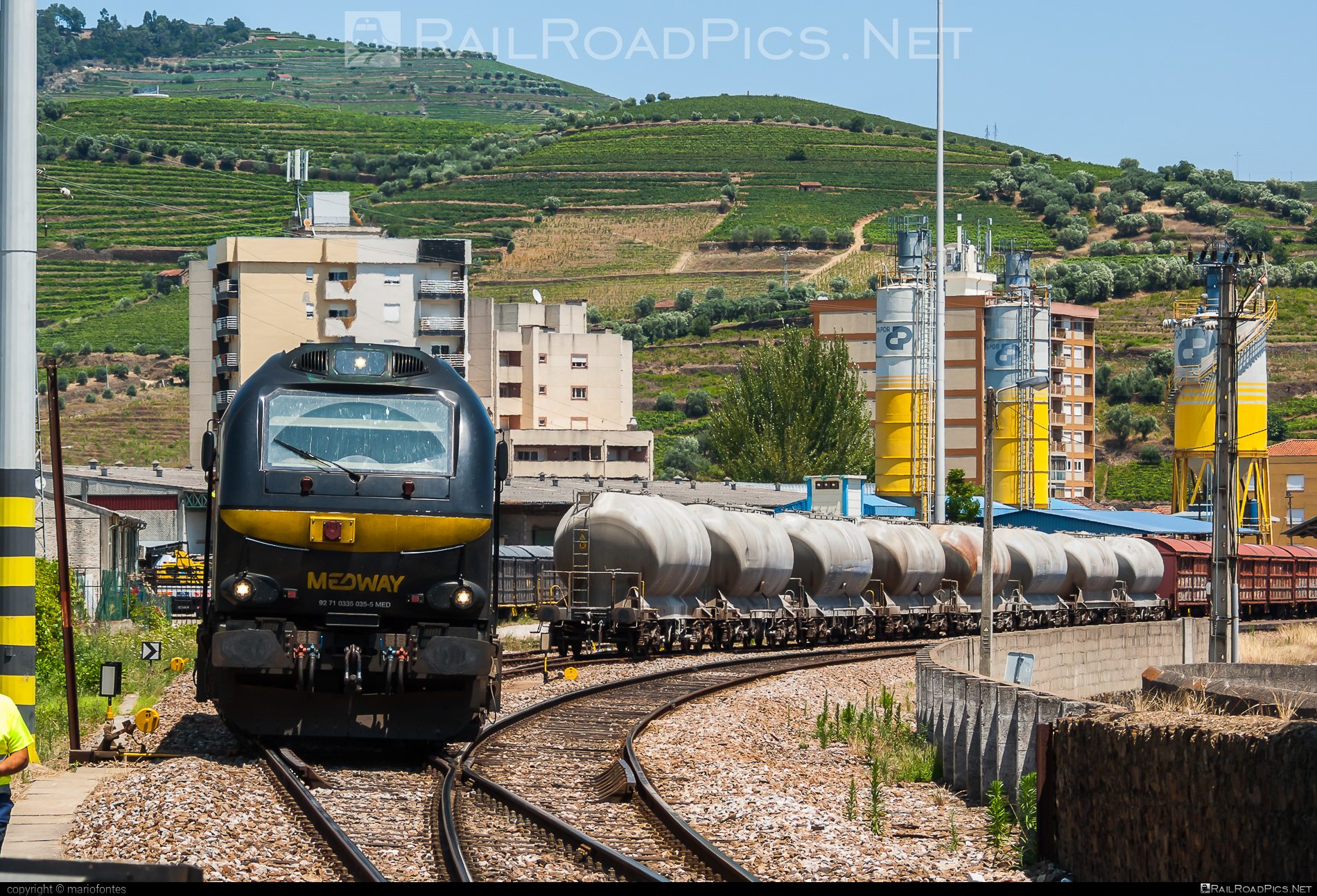 Stadler EURO4000 - 5035 operated by MEDWAY - Operador Ferroviário e Logistico de Mercadorias, SA #euro4000 #medway #stadler #stadlerEuro4000 #stadlerrail #stadlerrailag #vosslohEuro