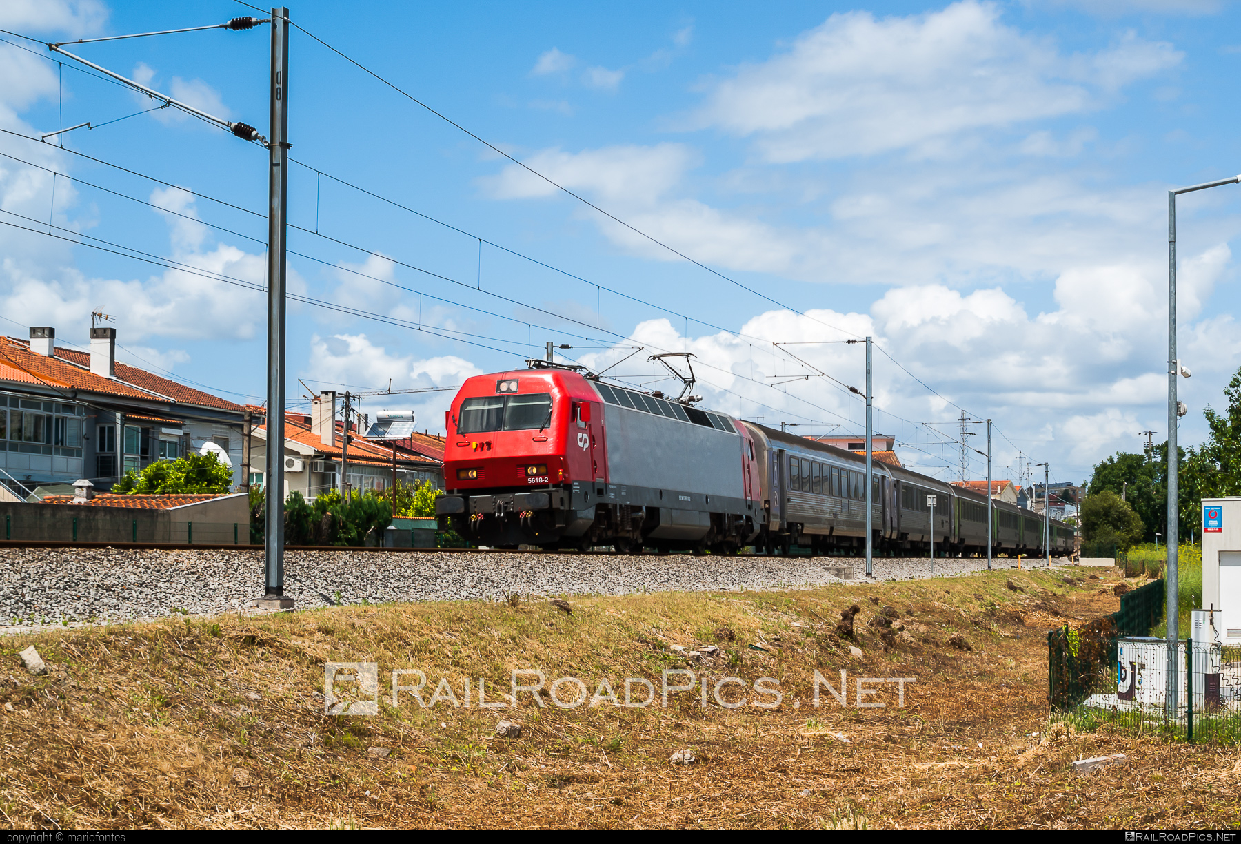CP Class 5600 - 5618-2 operated by CP - Comboios de Portugal, E.P.E. #comboiosDePortugal #comboiosDePortugalEPE #cpClass5600