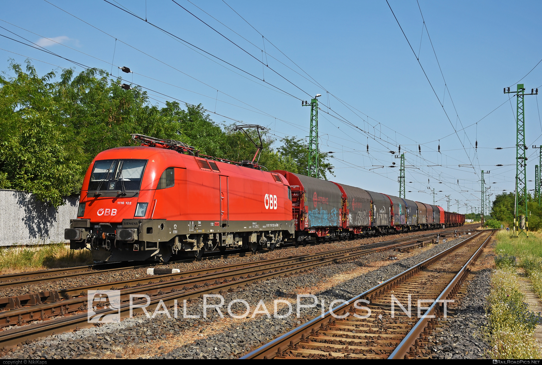 Siemens ES 64 U2 - 1116 122 operated by Rail Cargo Austria AG #es64 #es64u2 #eurosprinter #graffiti #mixofcargo #obb #osterreichischebundesbahnen #rcw #siemens #siemensEs64 #siemensEs64u2 #siemenstaurus #taurus #tauruslocomotive