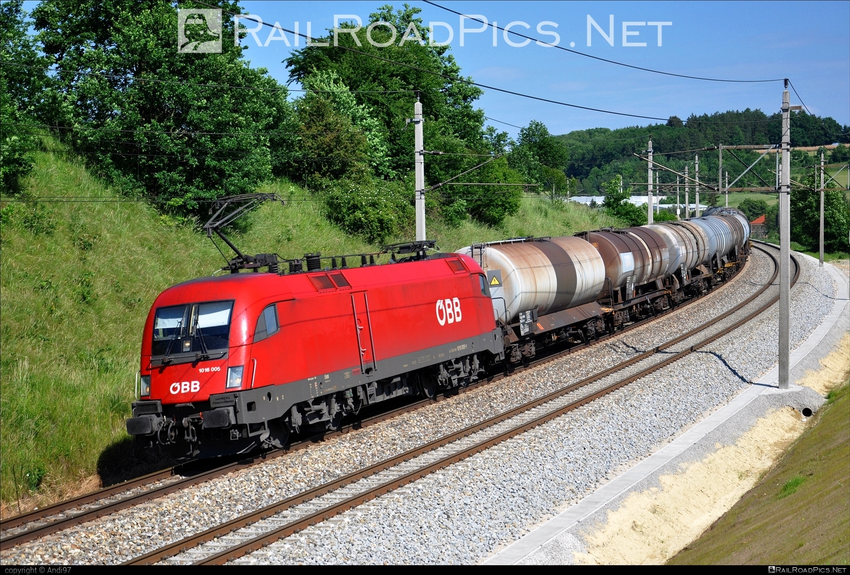 Siemens ES 64 U2 - 1016 005 operated by Rail Cargo Austria AG #es64 #es64u2 #eurosprinter #kesselwagen #obb #osterreichischebundesbahnen #rcw #siemens #siemensEs64 #siemensEs64u2 #siemenstaurus #tankwagon #taurus #tauruslocomotive