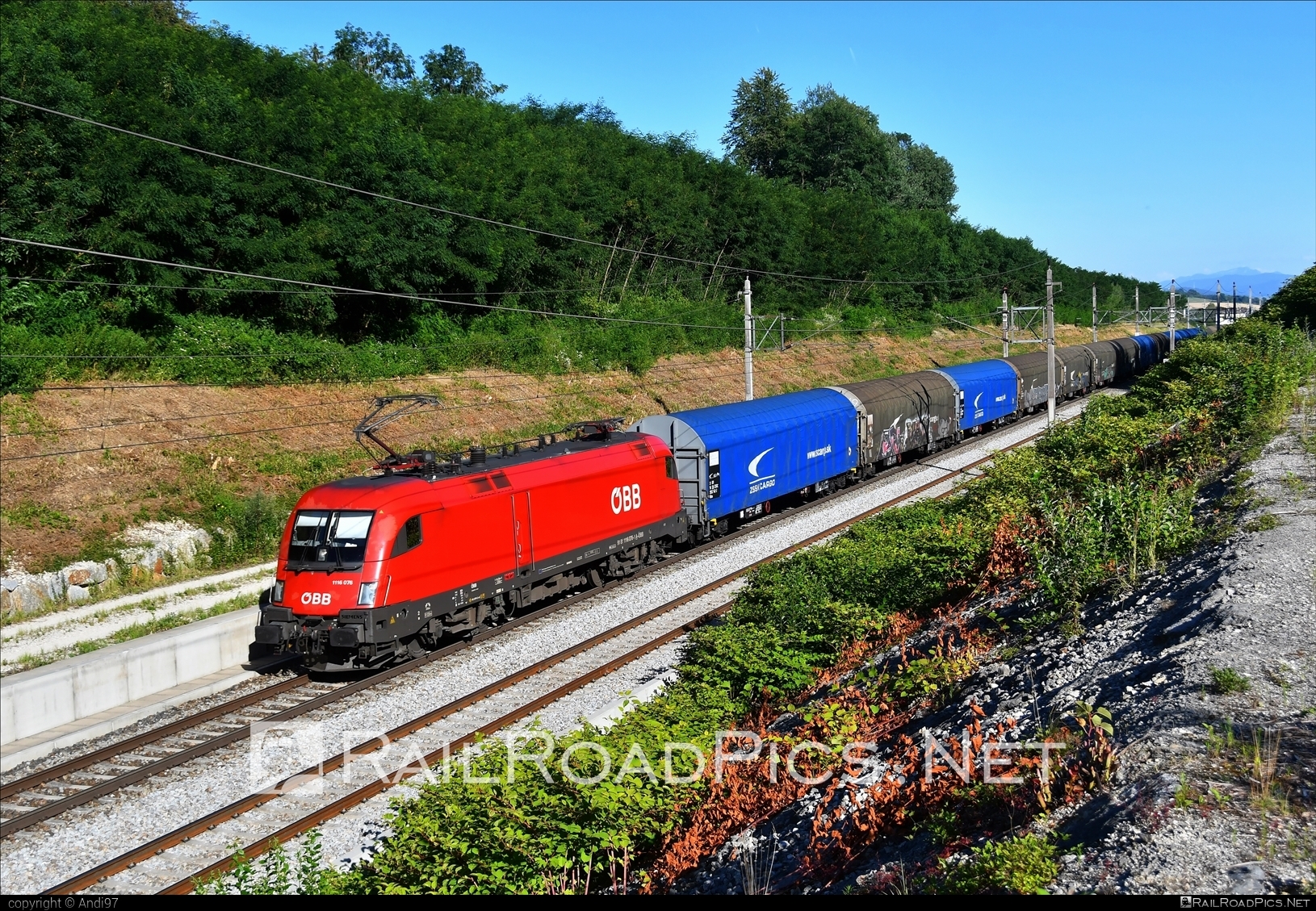 Siemens ES 64 U2 - 1116 076 operated by Rail Cargo Austria AG #es64 #es64u2 #eurosprinter #obb #osterreichischebundesbahnen #rcw #siemens #siemensEs64 #siemensEs64u2 #siemenstaurus #taurus #tauruslocomotive #zsskcargo