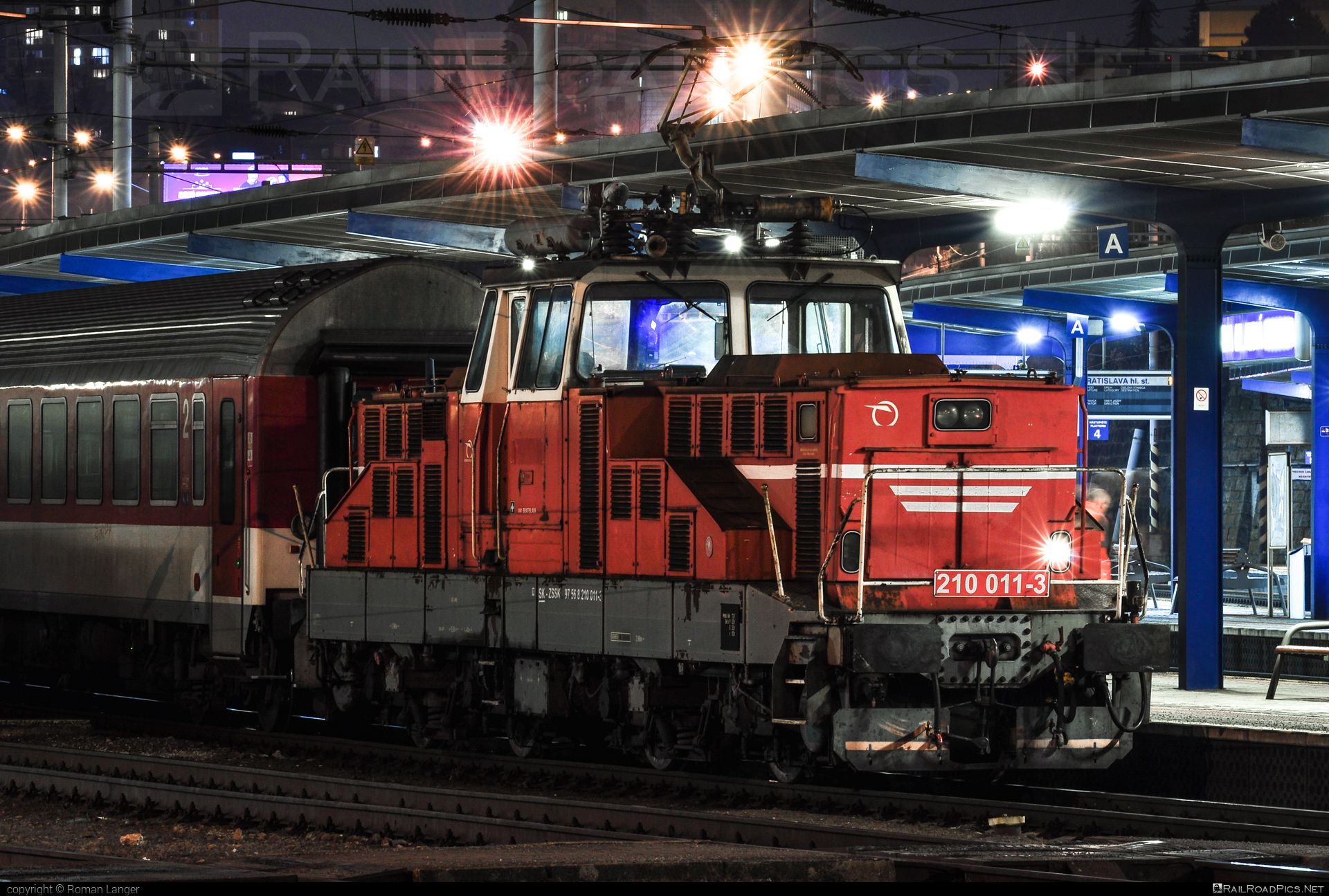 Škoda 51E - 210 011-3 operated by Železničná Spoločnost' Slovensko, a.s. #ZeleznicnaSpolocnostSlovensko #locomotive210 #skoda #skoda51e #zehlicka #zssk