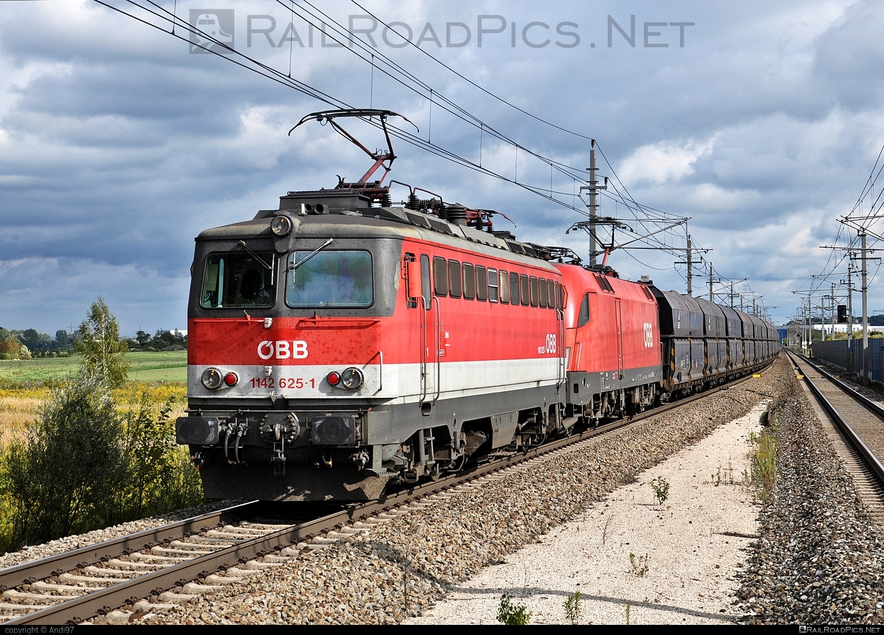 ÖBB Class 1142 - 1142 625 operated by Rail Cargo Austria AG #hopperwagon #obb #obb1142 #obbClass1142 #osterreichischebundesbahnen #rcw #sgp1142