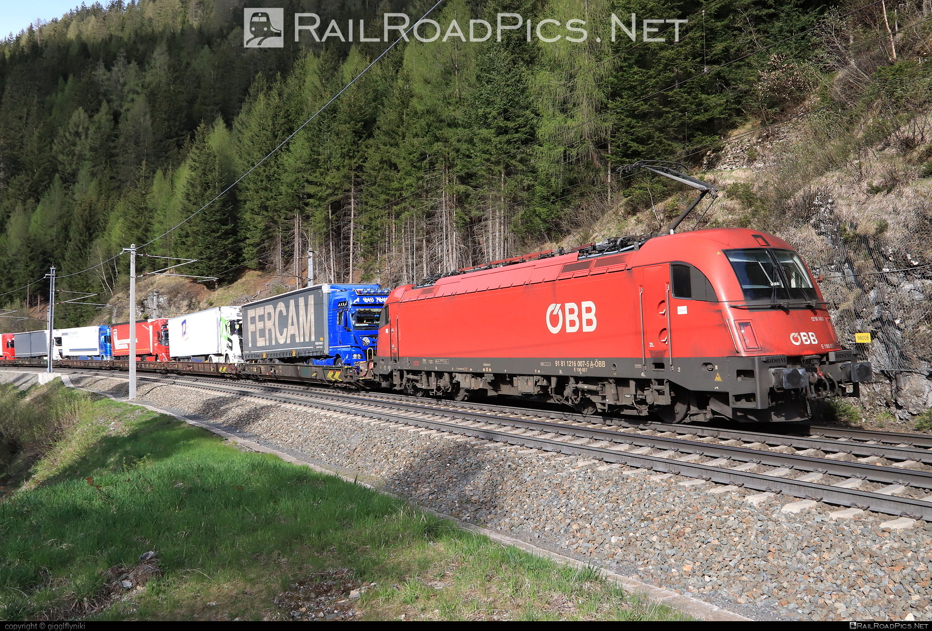 Siemens ES 64 U4 - 1216 007 operated by Rail Cargo Austria AG #es64 #es64u4 #eurosprinter #flatwagon #obb #osterreichischebundesbahnen #rcw #siemens #siemensEs64 #siemensEs64u4 #siemenstaurus #taurus #tauruslocomotive #truck