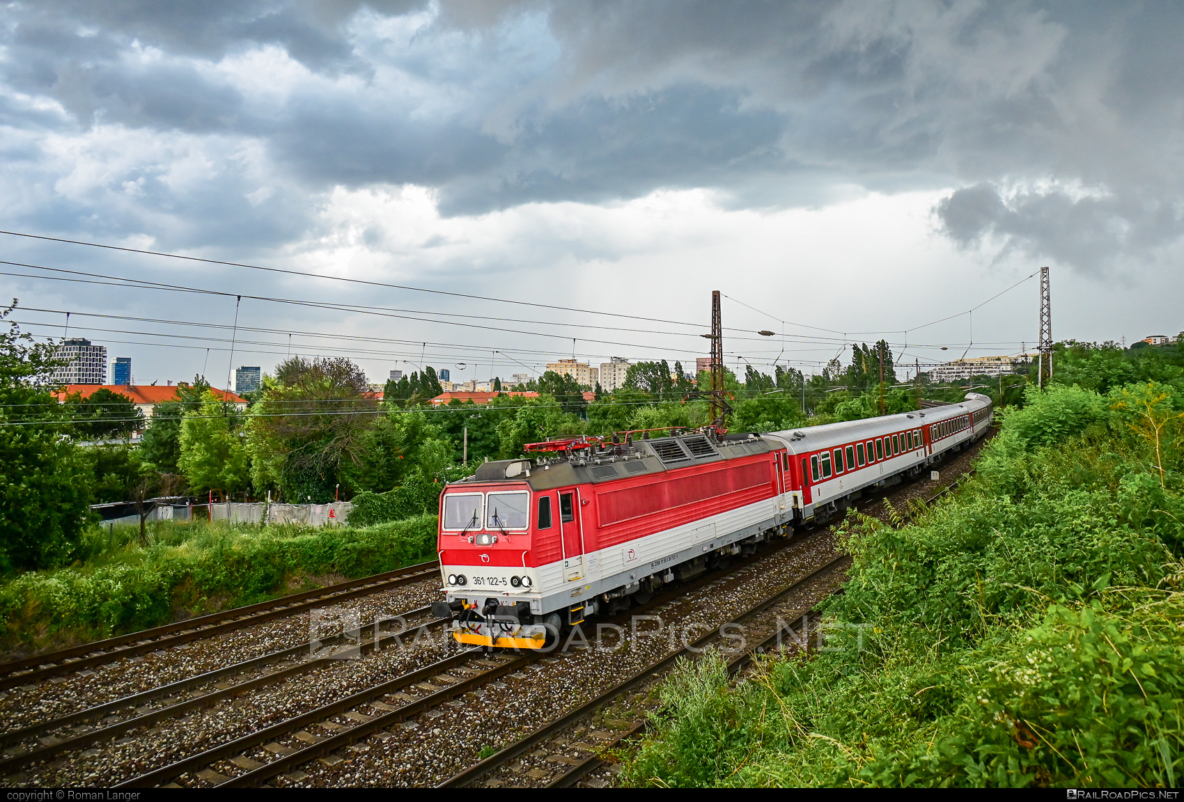 ŽOS Vrútky Class 361.1 - 361 122-5 operated by Železničná Spoločnost' Slovensko, a.s. #ZeleznicnaSpolocnostSlovensko #locomotive361 #locomotive3611 #zosvrutky #zssk