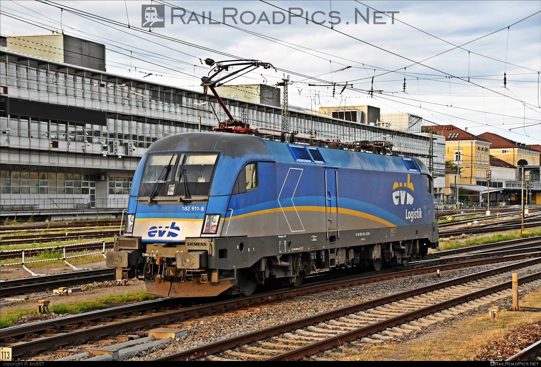 Siemens ES 64 U2 - 182 911-8 operated by Eisenbahnen und Verkehrsbetriebe Elbe-Weser #es64 #es64u2 #eurosprinter #evb #siemens #siemensEs64 #siemensEs64u2 #siemenstaurus #taurus #tauruslocomotive